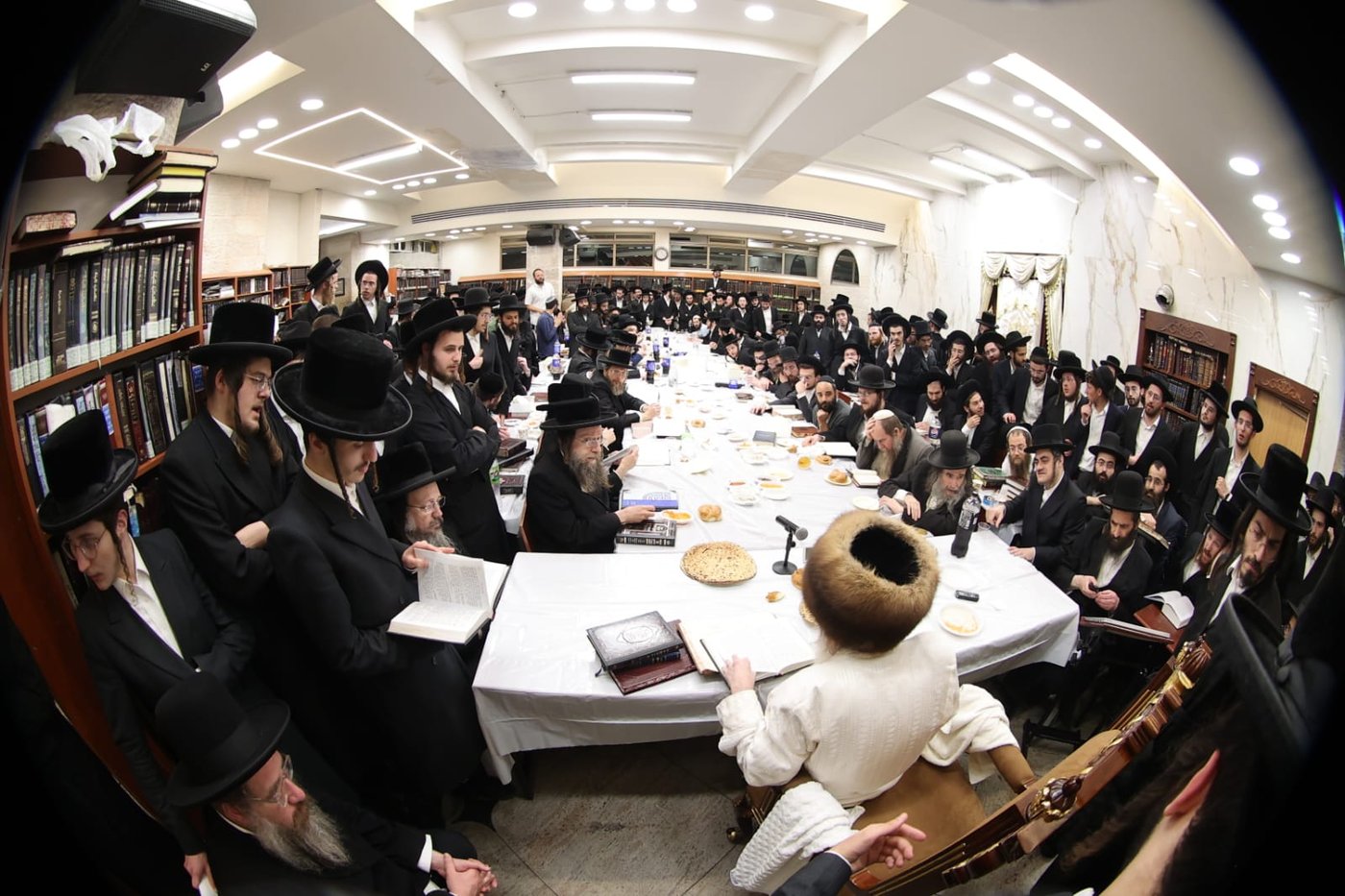 הגה"צ רבי יצחק מאיר מורגנשטרן בטיש לרגל פסח שני