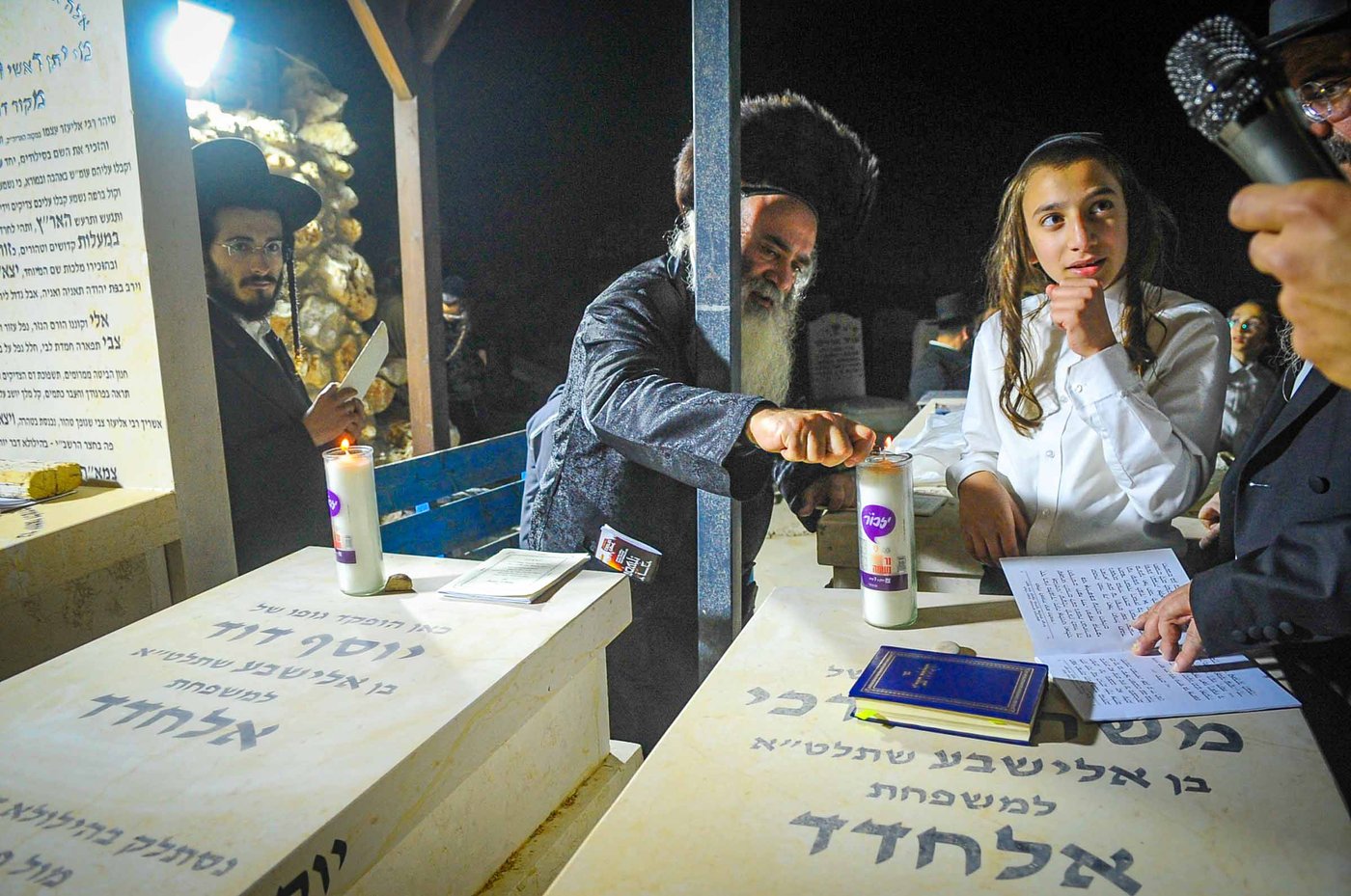 משפחת אלחדד בעליה לקבר בניהם במירון