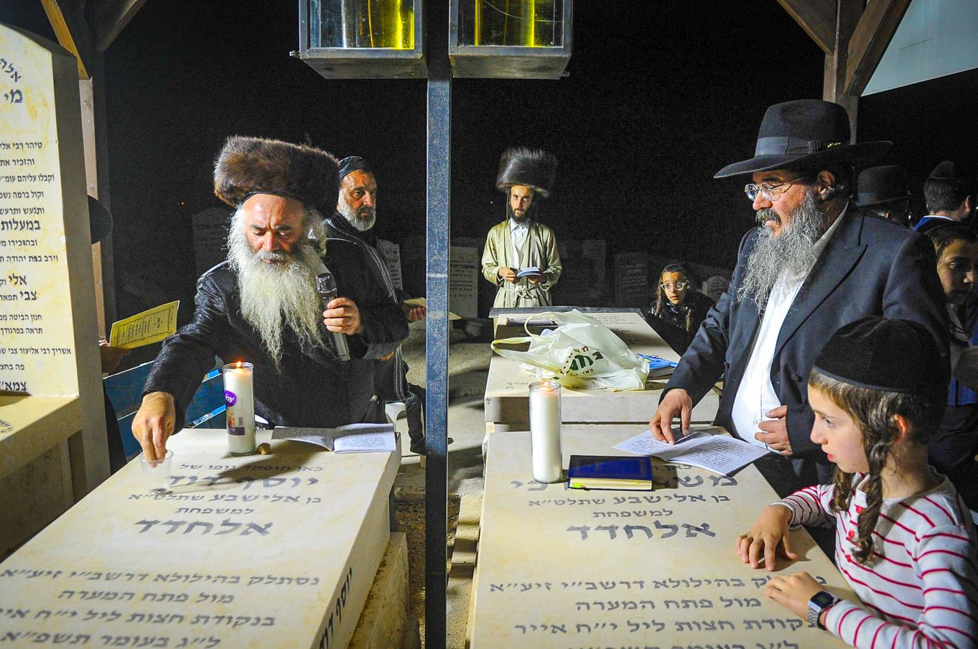 משפחת אלחדד בעליה לקבר בניהם במירון