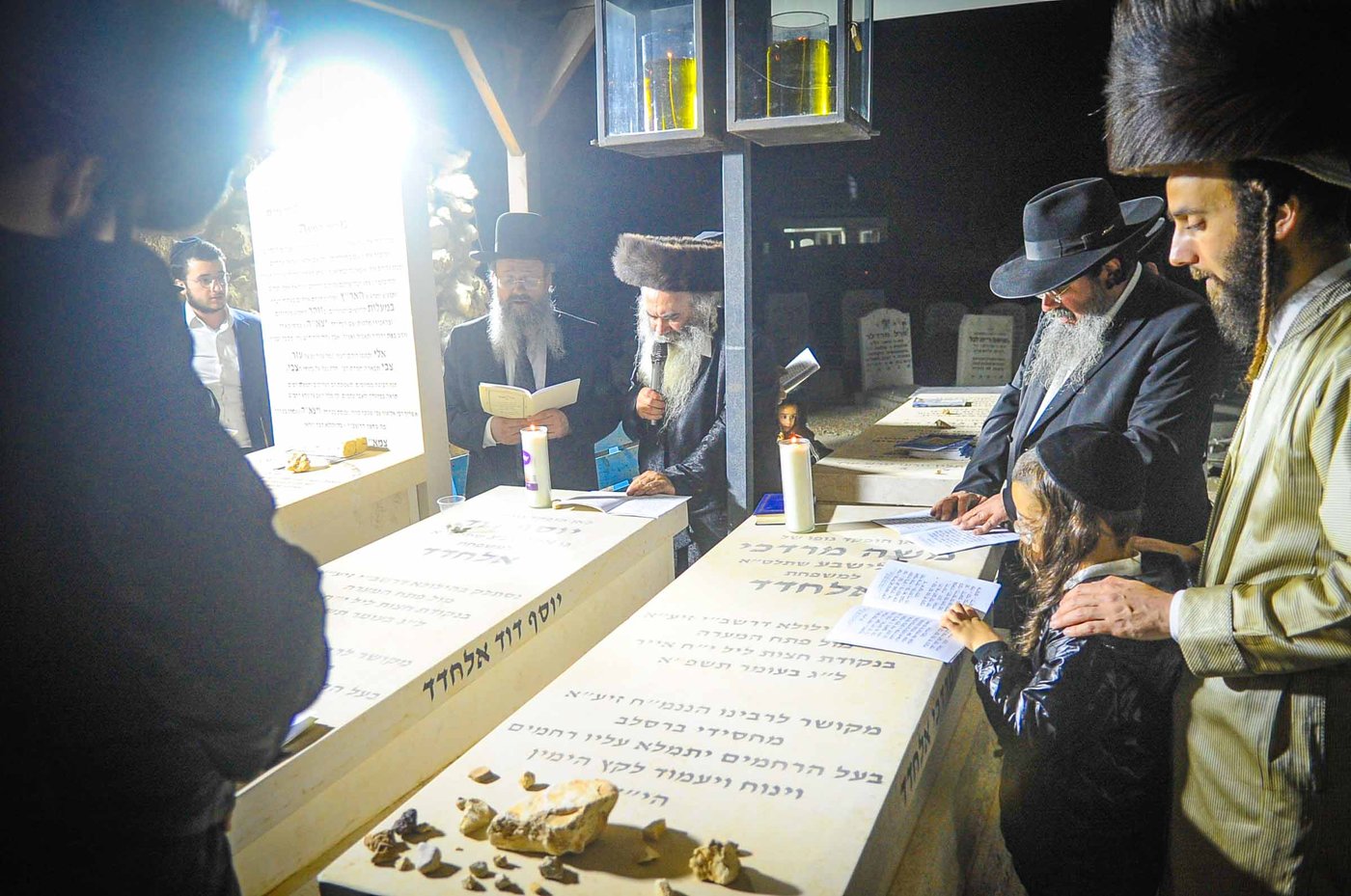 משפחת אלחדד בעליה לקבר בניהם במירון