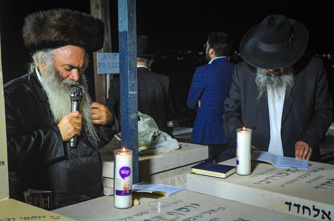 משפחת אלחדד בעליה לקבר בניהם במירון