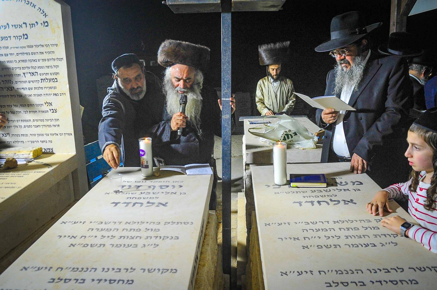 משפחת אלחדד בעליה לקבר בניהם במירון