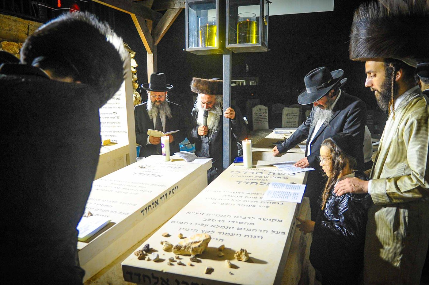 משפחת אלחדד בעליה לקבר בניהם במירון