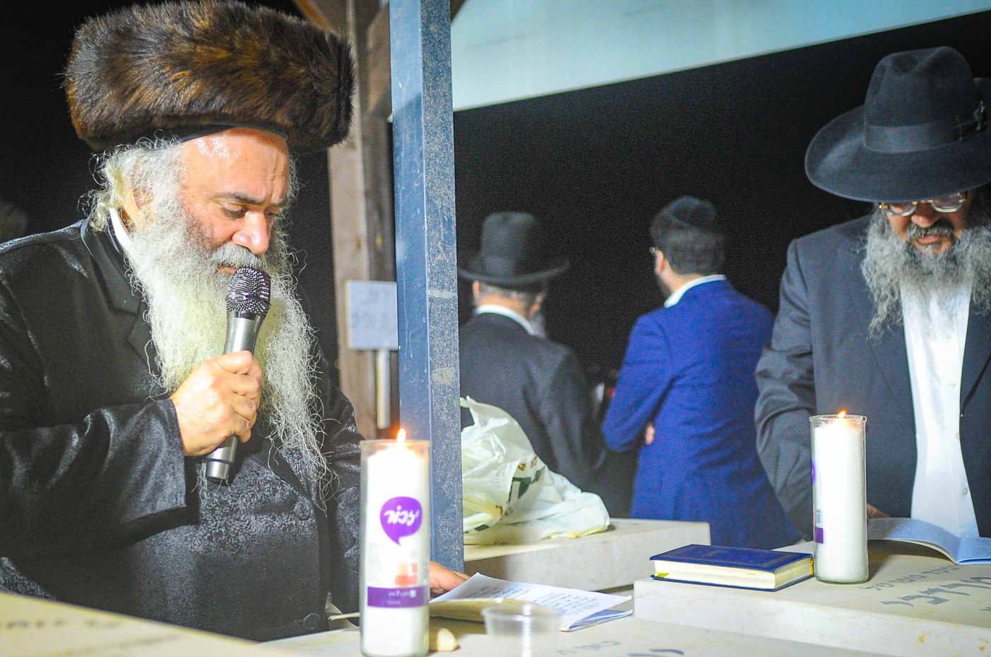 משפחת אלחדד בעליה לקבר בניהם במירון