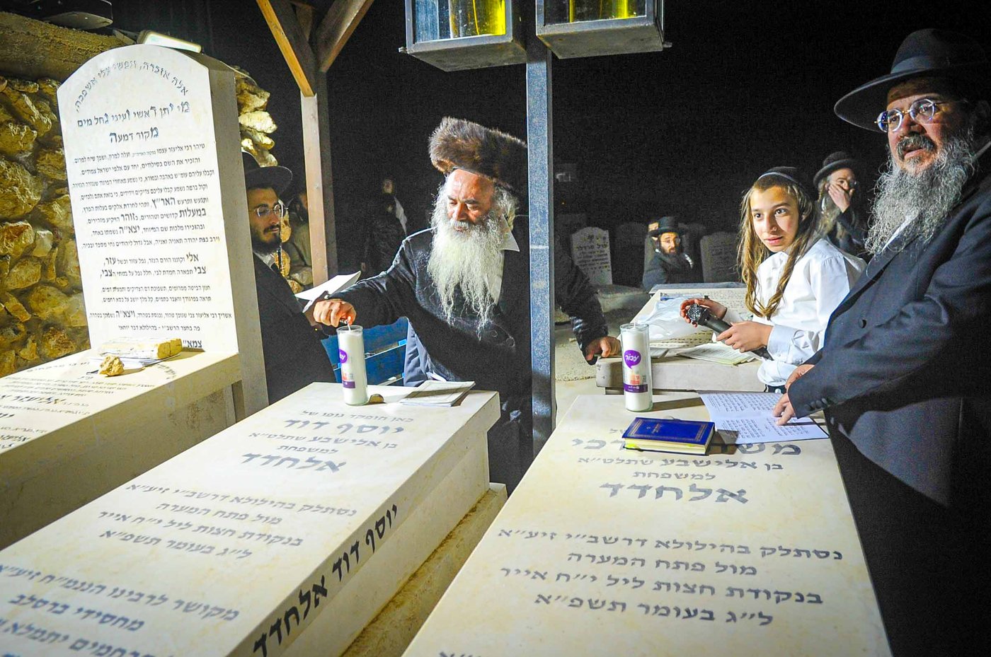 משפחת אלחדד בעליה לקבר בניהם במירון