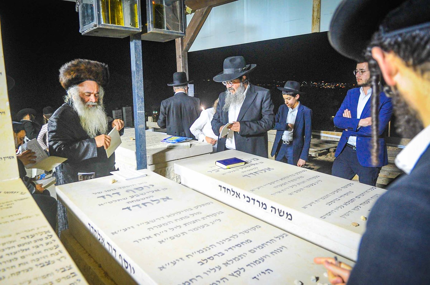 משפחת אלחדד בעליה לקבר בניהם במירון