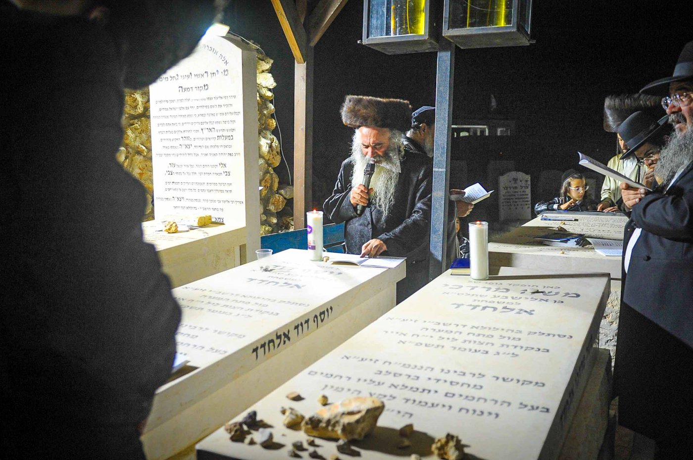 משפחת אלחדד בעליה לקבר בניהם במירון