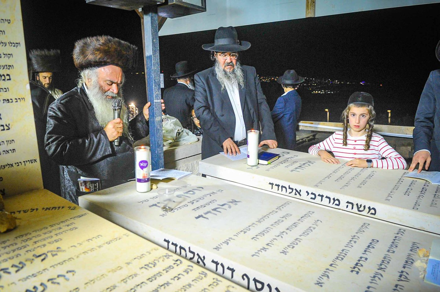 משפחת אלחדד בעליה לקבר בניהם במירון