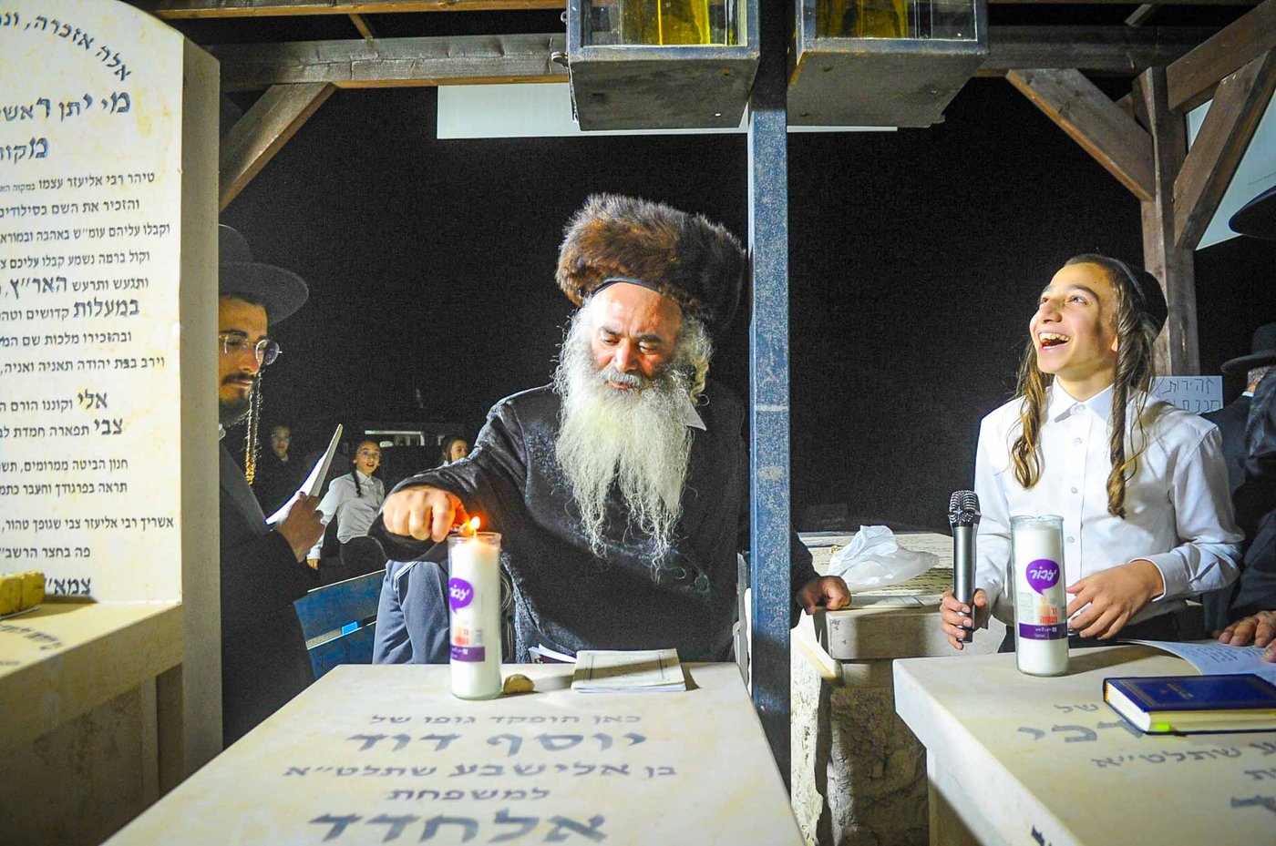 משפחת אלחדד בעליה לקבר בניהם במירון