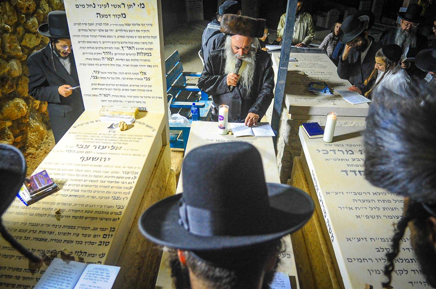 משפחת אלחדד בעליה לקבר בניהם במירון