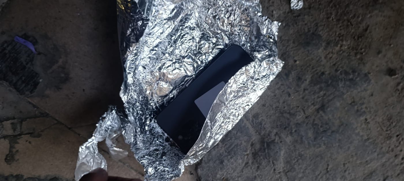 אחד הטלפונים בפח