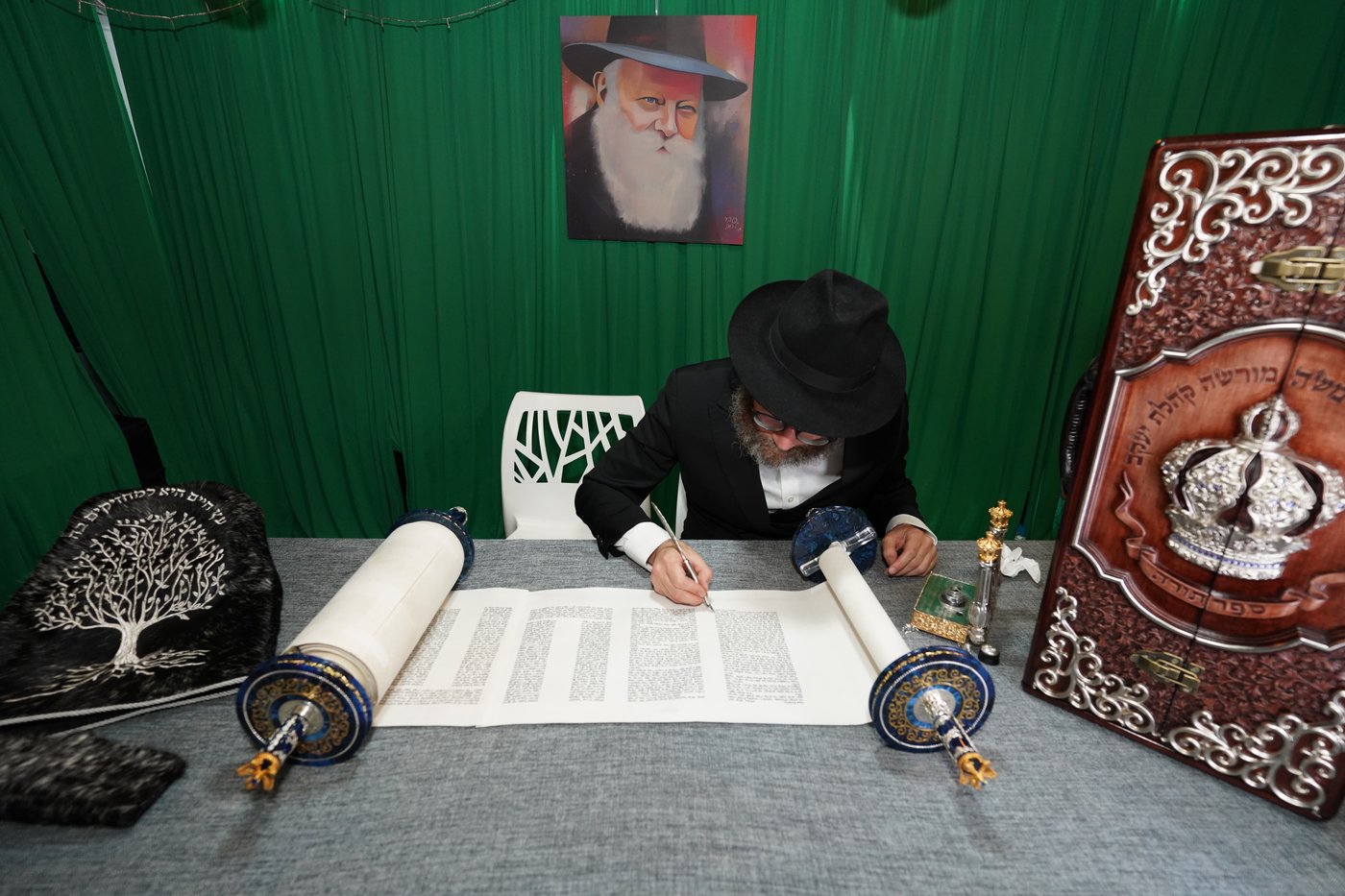 הכנסת ספר תורה לבית חב"ד מדג'ין - קולומביה