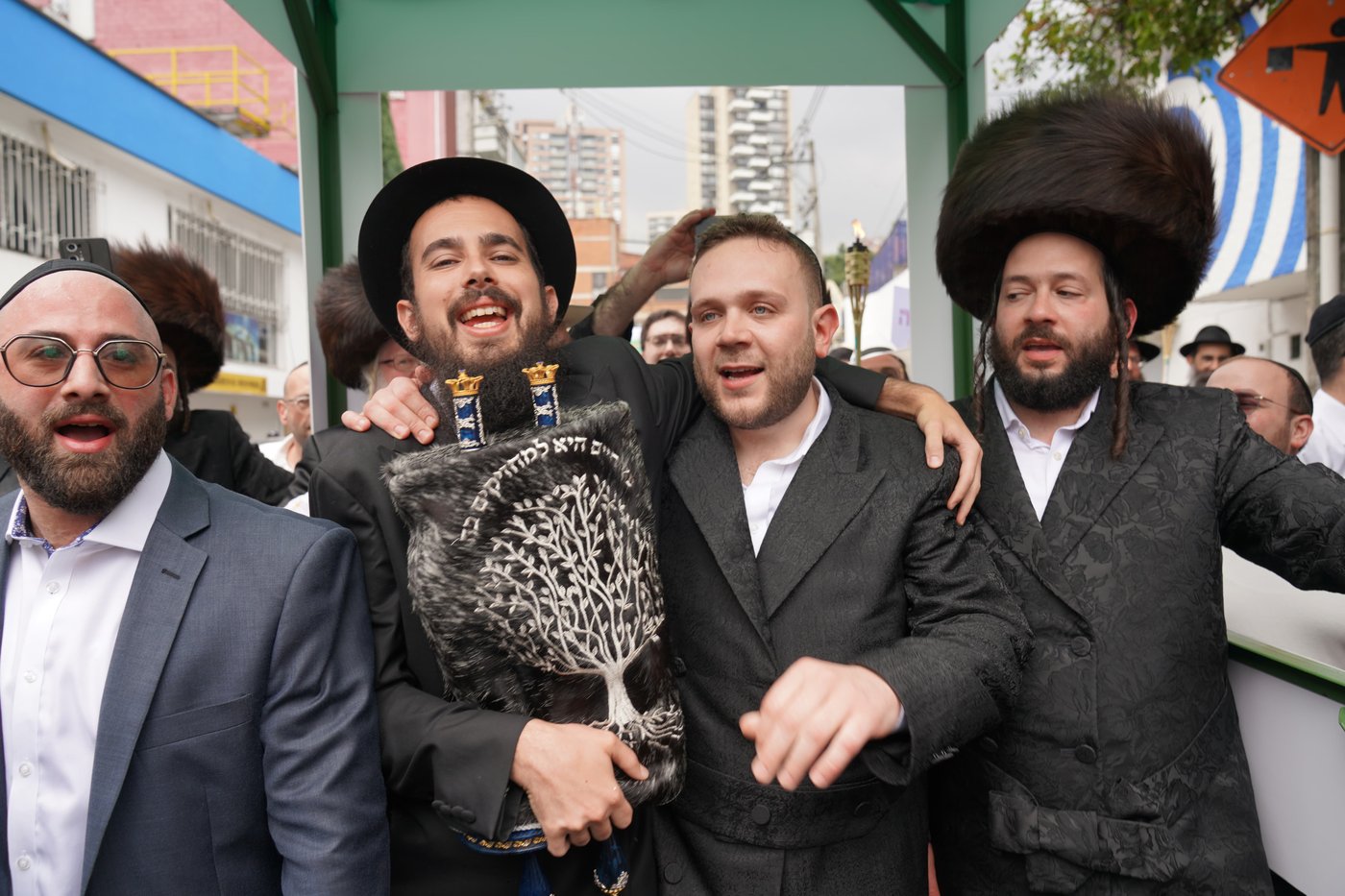 הכנסת ספר תורה לבית חב"ד מדג'ין - קולומביה