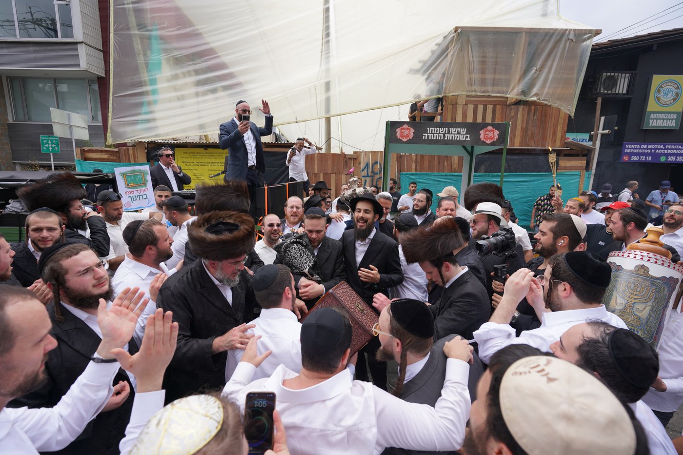 הכנסת ספר תורה לבית חב"ד מדג'ין - קולומביה