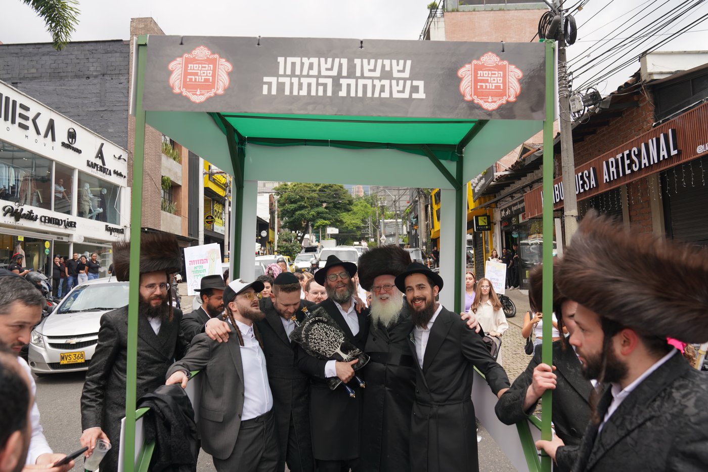 הכנסת ספר תורה לבית חב"ד מדג'ין - קולומביה