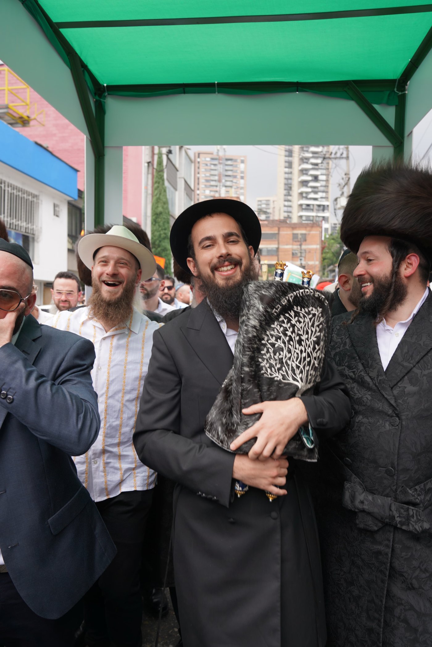הכנסת ספר תורה לבית חב"ד מדג'ין - קולומביה