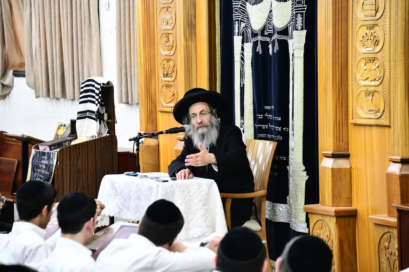 הגה"צ רבי אלימלך בידרמן בשיחת חיזוק ב'קריית מלך'