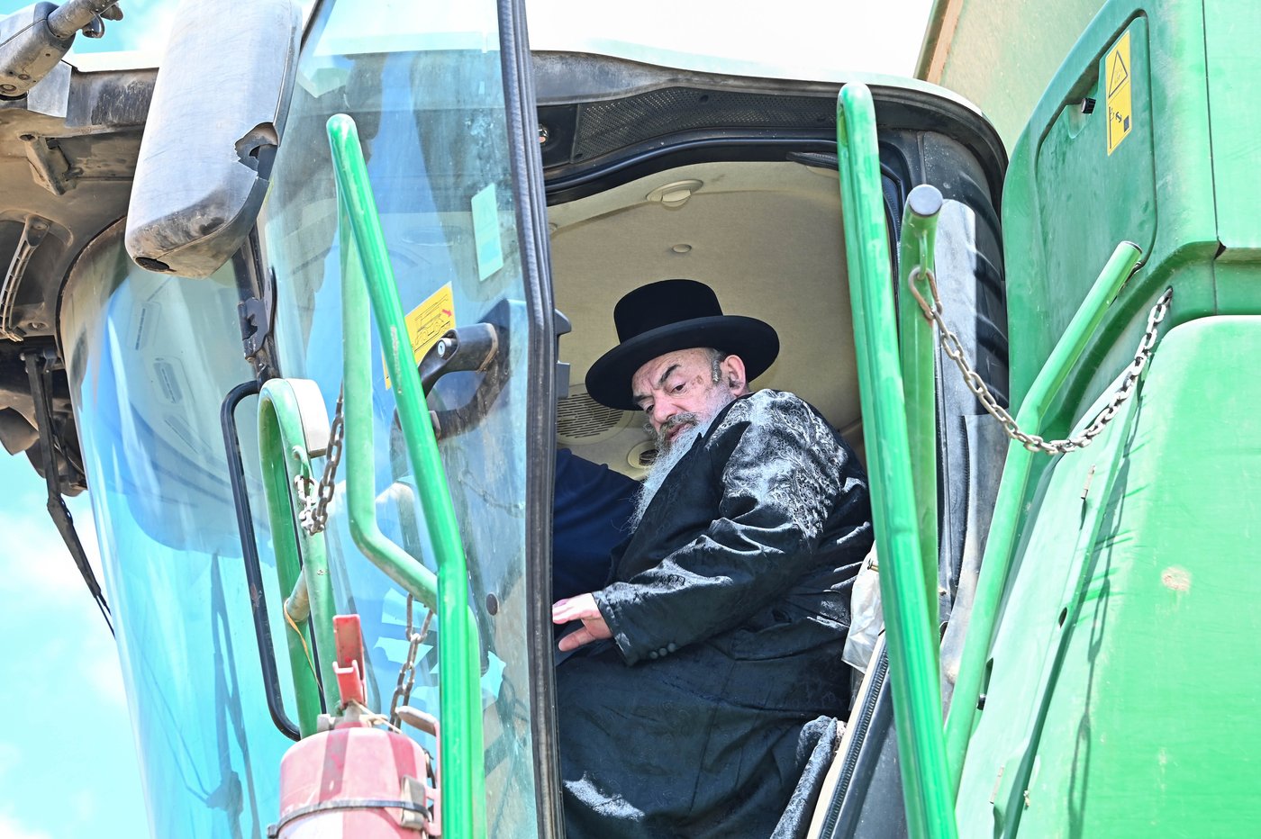 האדמו"ר מלעלוב בקצירת חיטים
