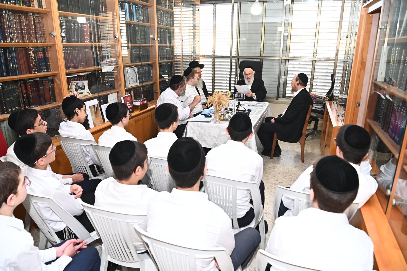 הגר"י זילברשטיין בקבלת חיטים לקראת חג השבועות