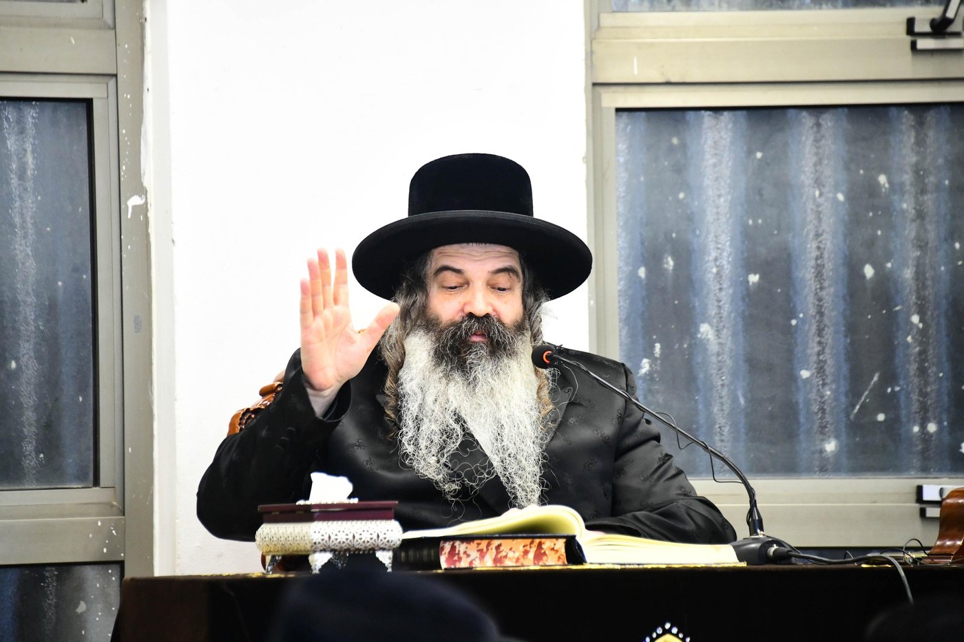 האדמו"ר מזוטשקא בשיחת הכנה לחג השבועות