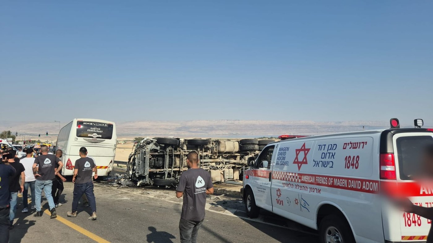 האוטובוס ההפוך בכביש