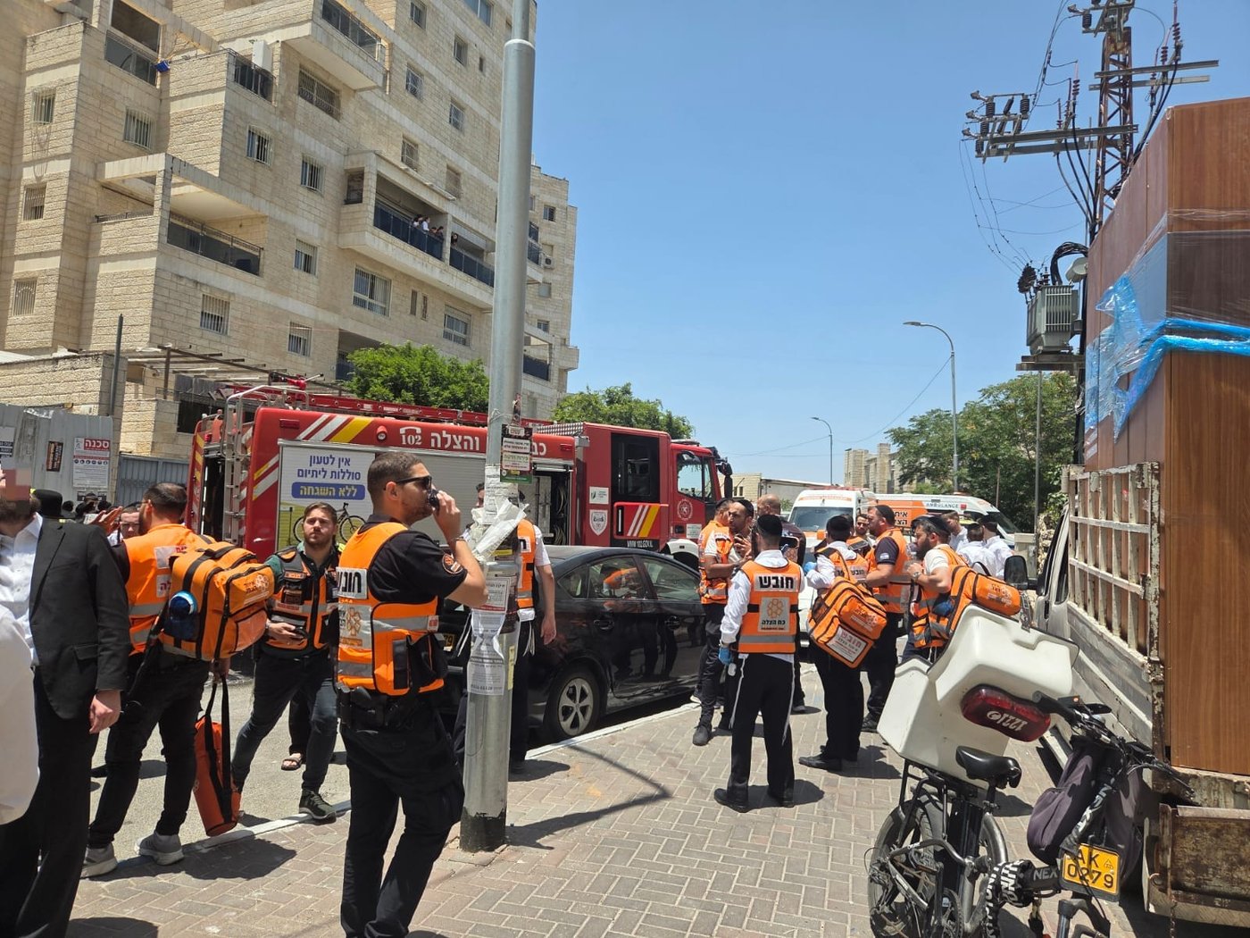 "נשמע פיצוץ": שריפה פרצה ליד הישיבה, פועל שהתקין מזגן נפצע וחולץ