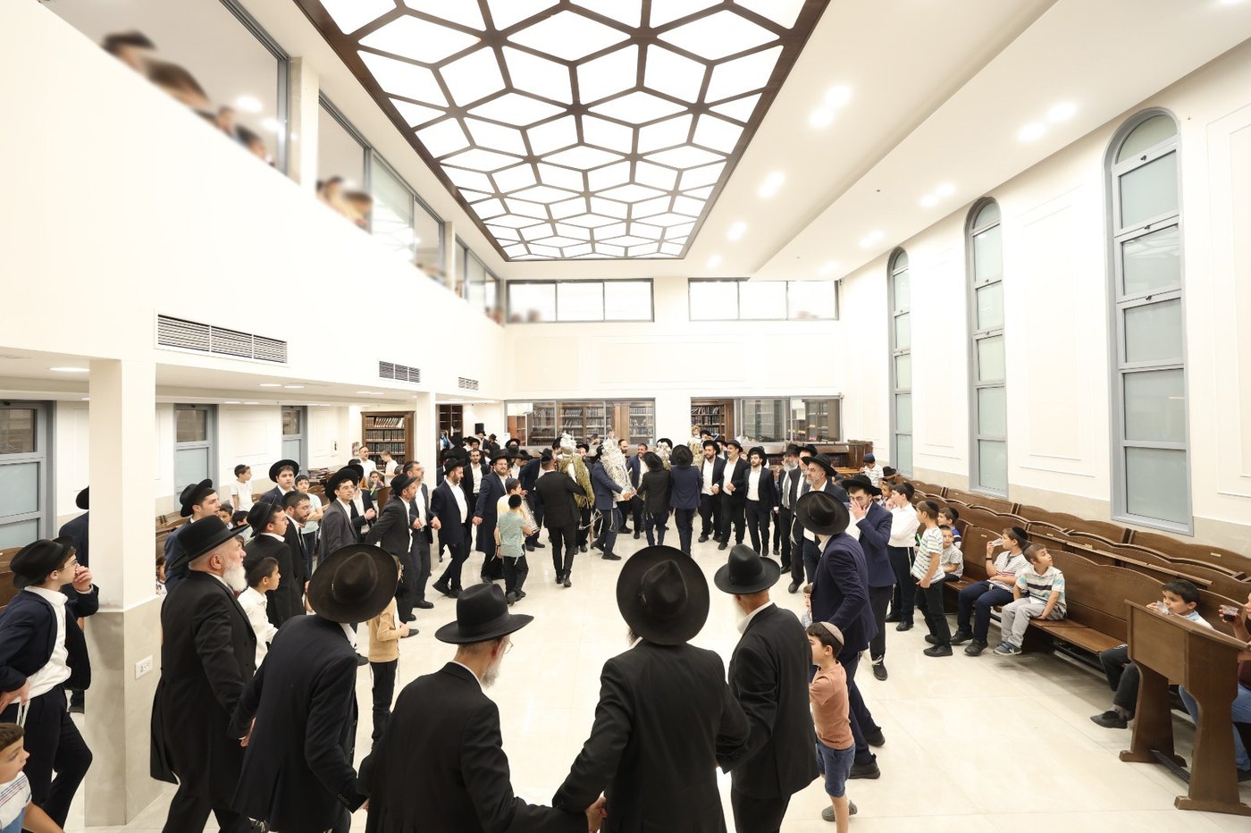 הכנסת ספר תורה לביהמ"ד 'מטה משה' בשכונת קאנטרי רמות