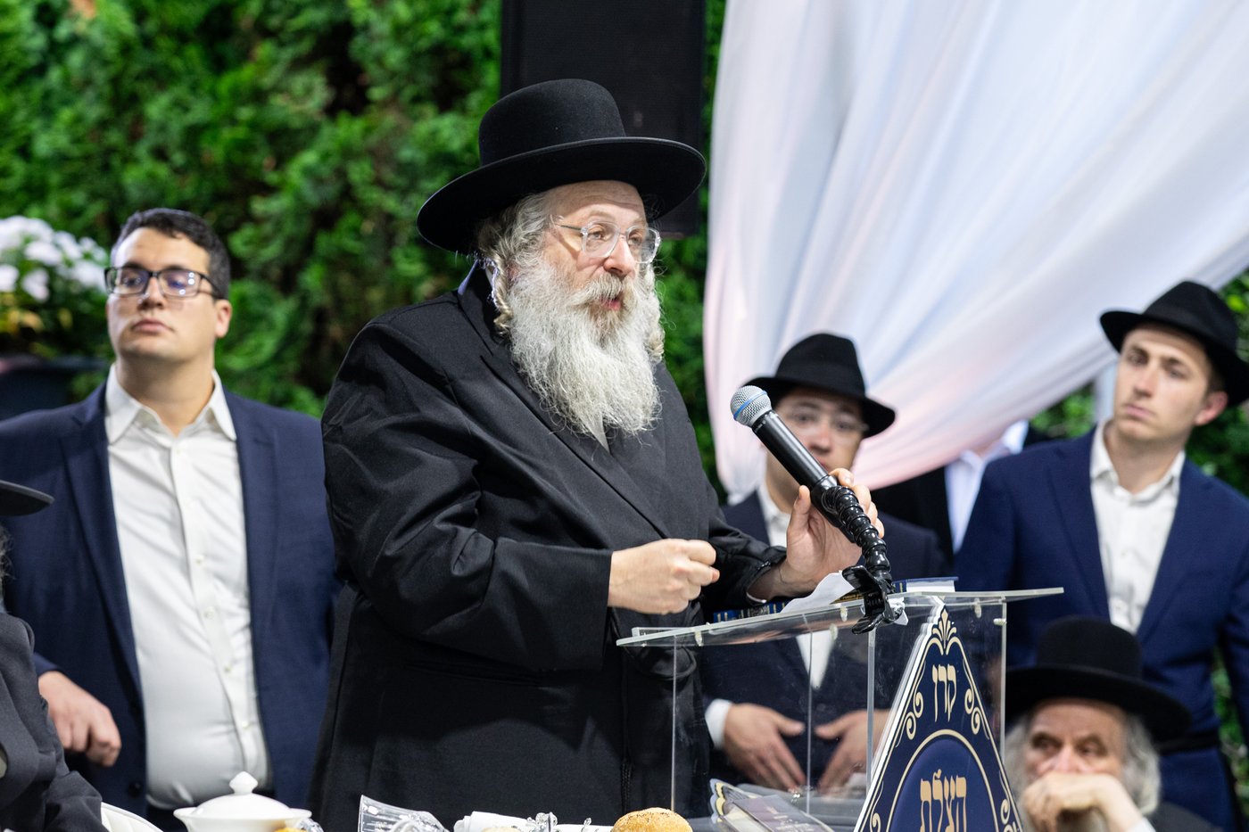 הגה"ח ר' נחמיה אלתר נושא דברים