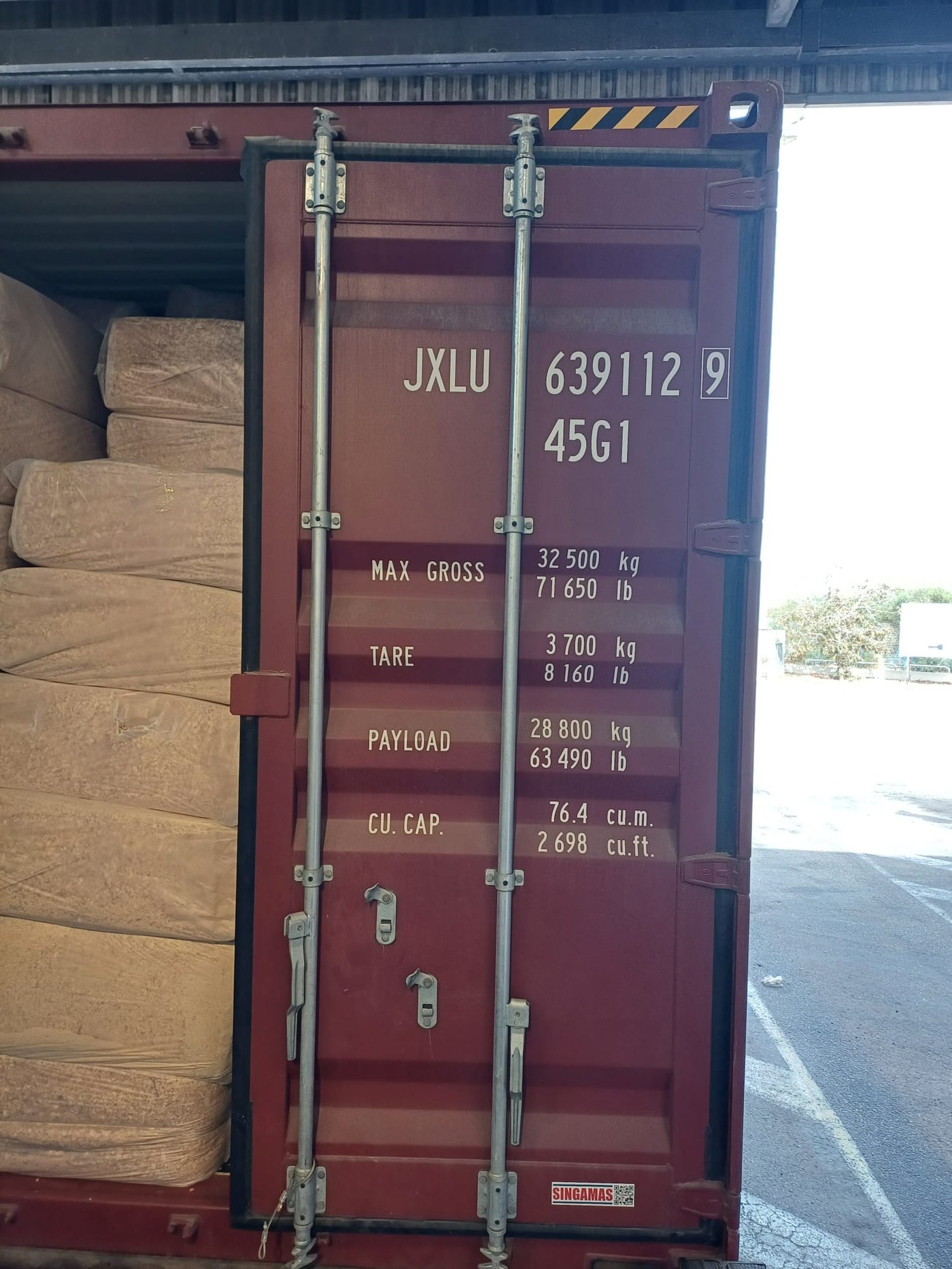 ניסיון ההברחה (הטבק בצד ימין והנסורת בצד שמאל)