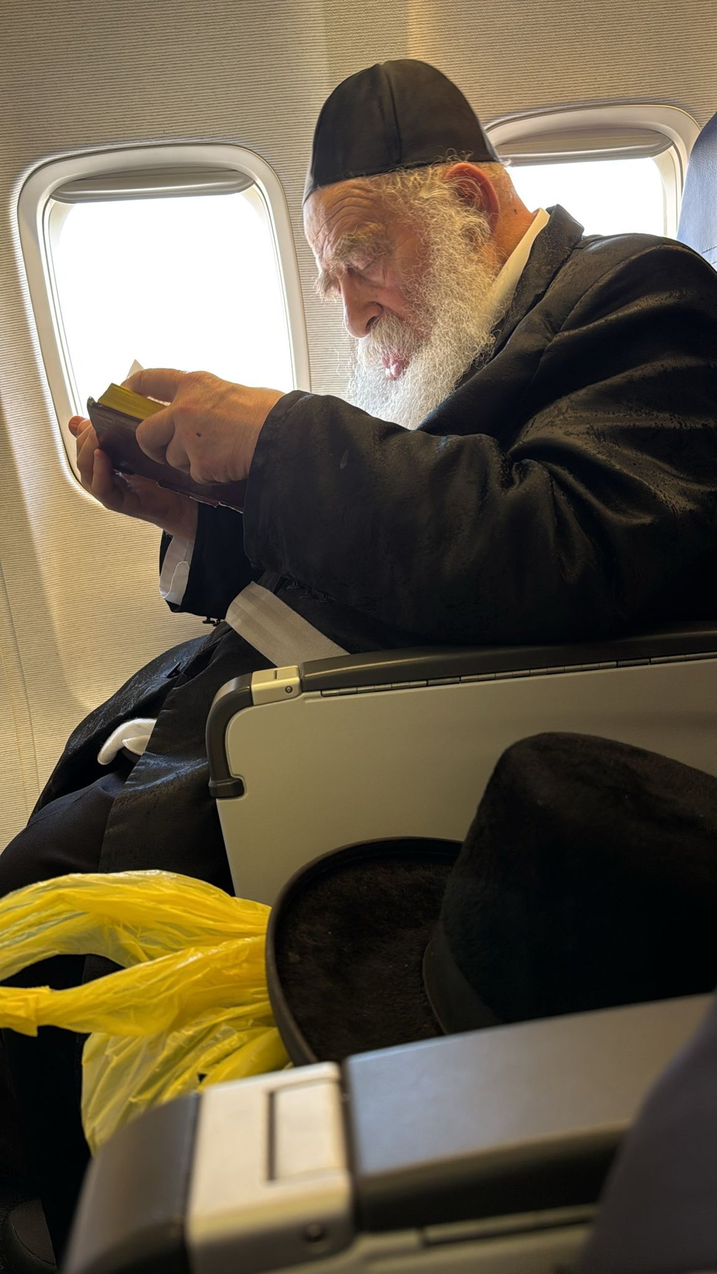 גאב"ד מאקאווא על המטוס בדרכו להונגריה