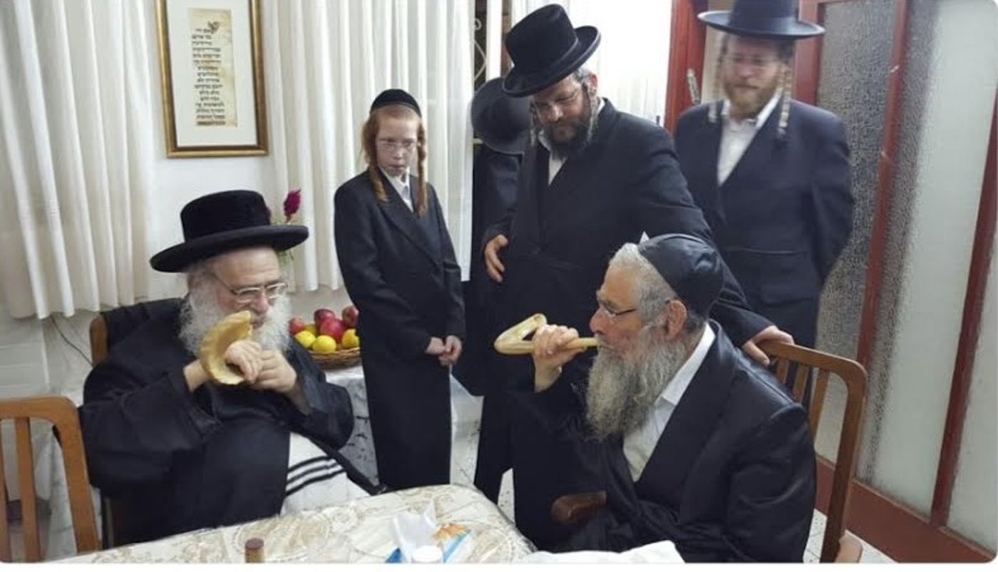 גאב"ד מאקאווא אצל המנוח בודק שופרות לפני ראש השנה