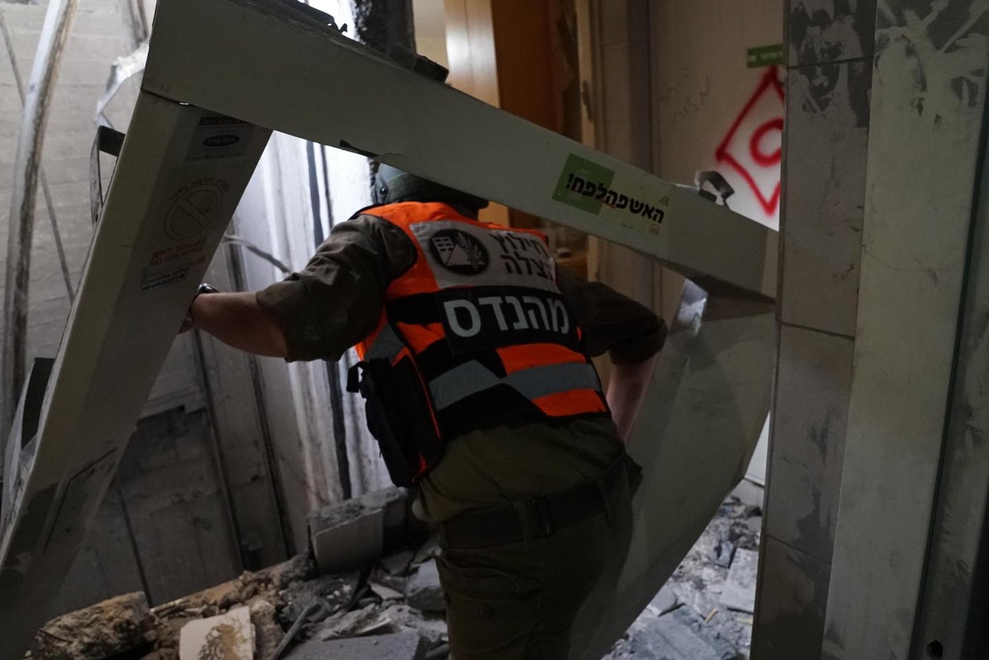 כוחות פיקוד העורף בזירת הנפילה בבאר שבע