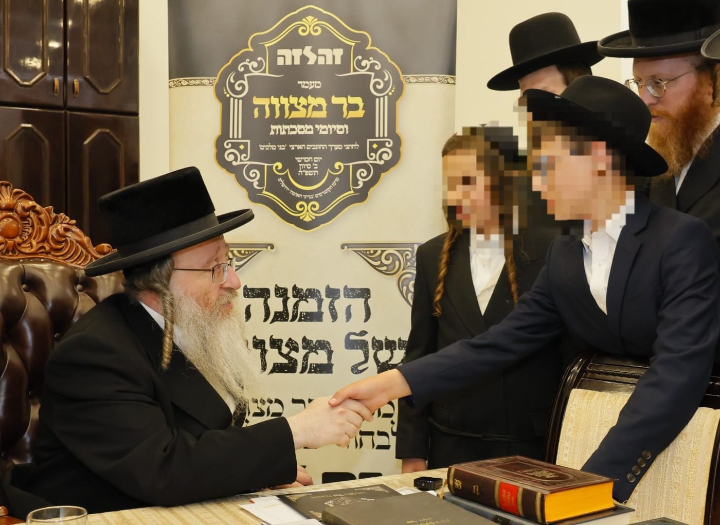 ילדי 'זה לזה' מתברכים אצל גדולי הדור לפני מעמד בר המצווה
