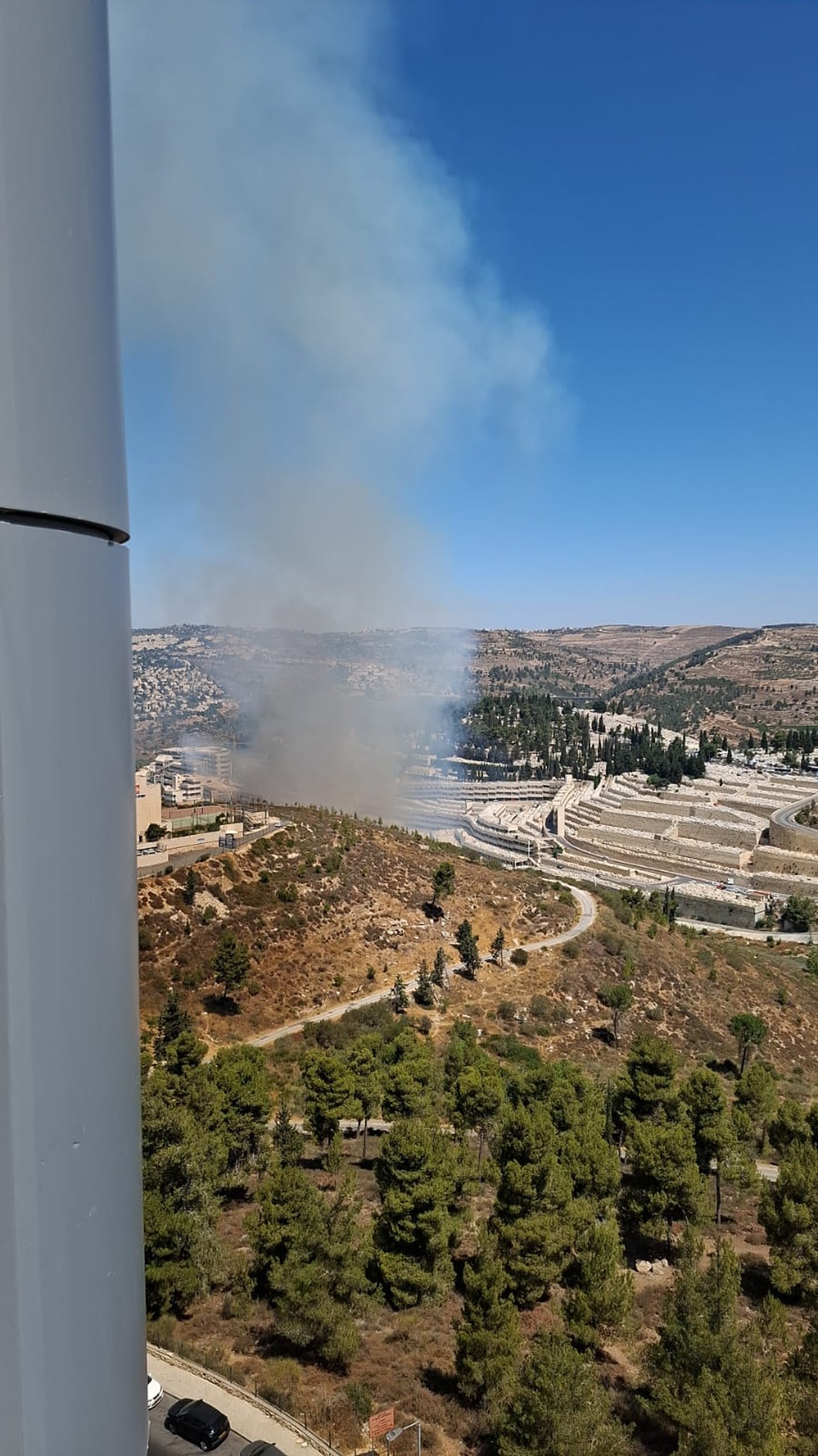 שריפה פרצה בין הר המנוחות ושכונת הר נוף: סכנה למתחם חברת החשמל 