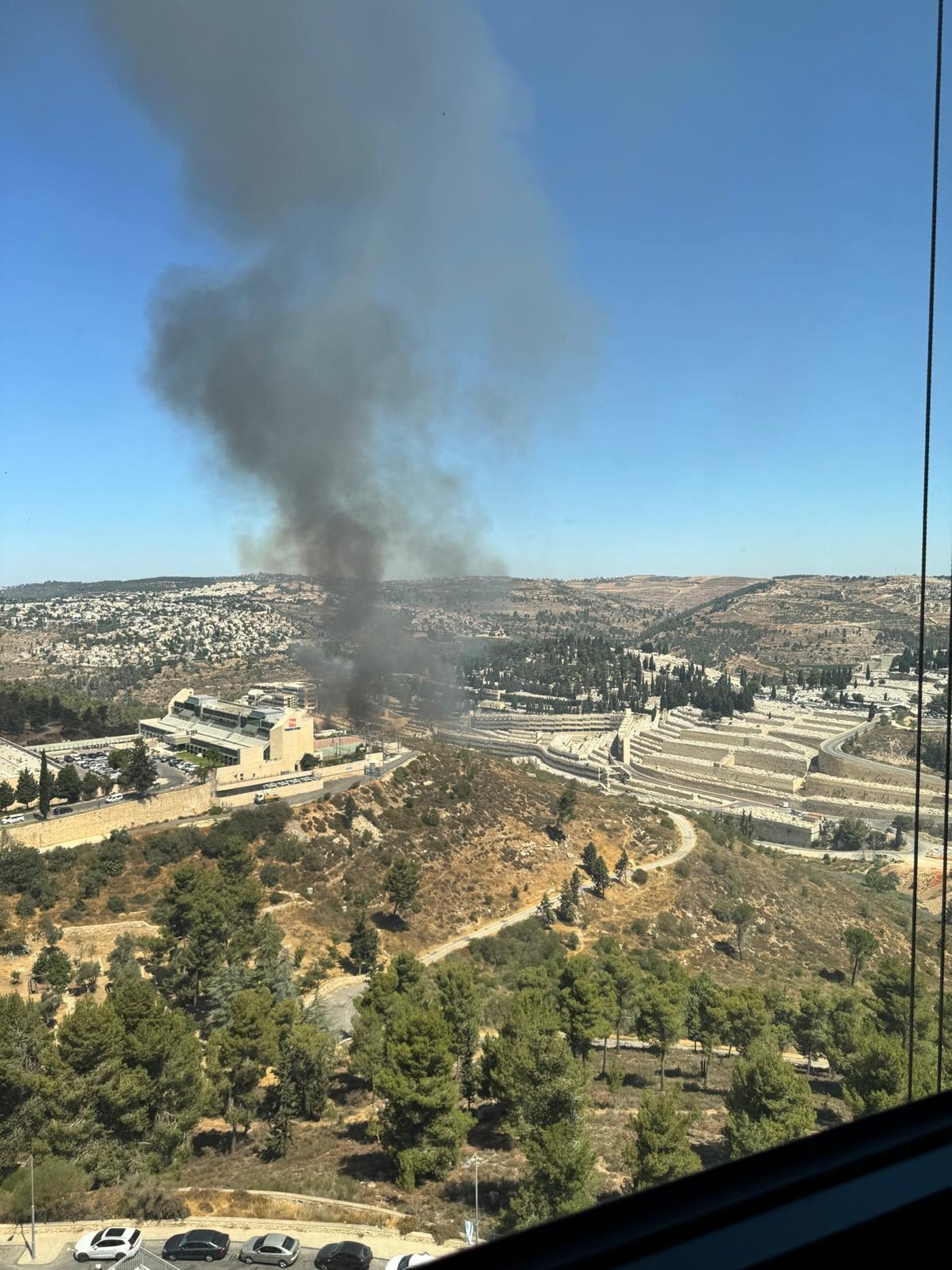 שריפה פרצה בין הר המנוחות ושכונת הר נוף: סכנה למתחם חברת החשמל 