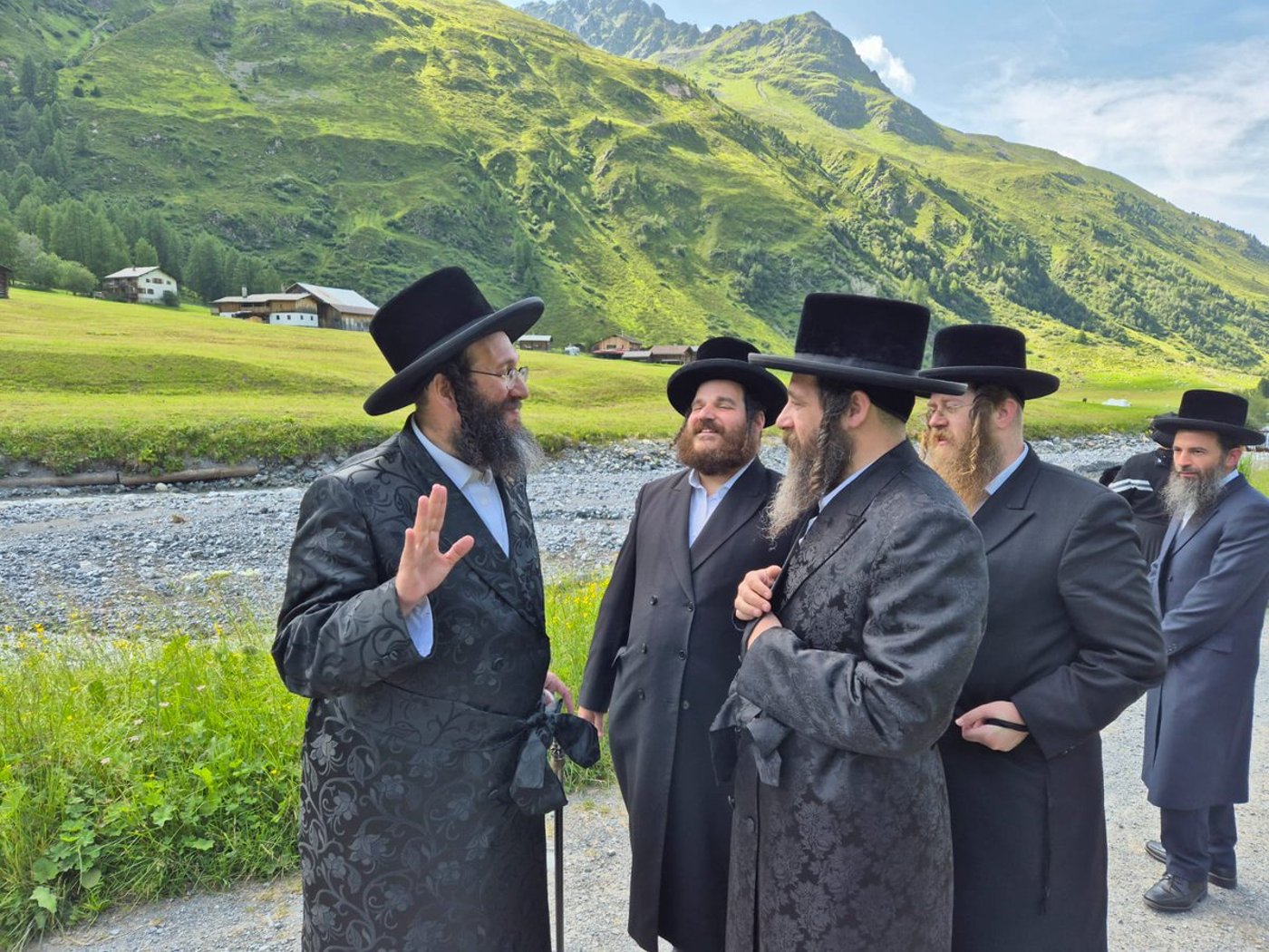האדמו"ר מפיטסבורג בדאבוס - שווייץ, עם האדמו"ר מספינקא רמ"א