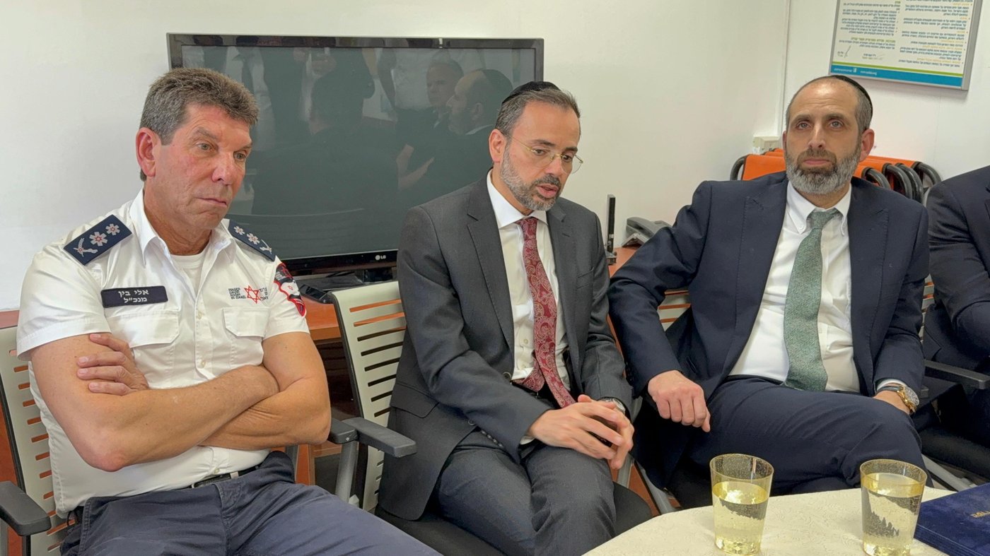 שר הבריאות הרב אוריאל בוסו בביקור בתחנת מד"א באלעד