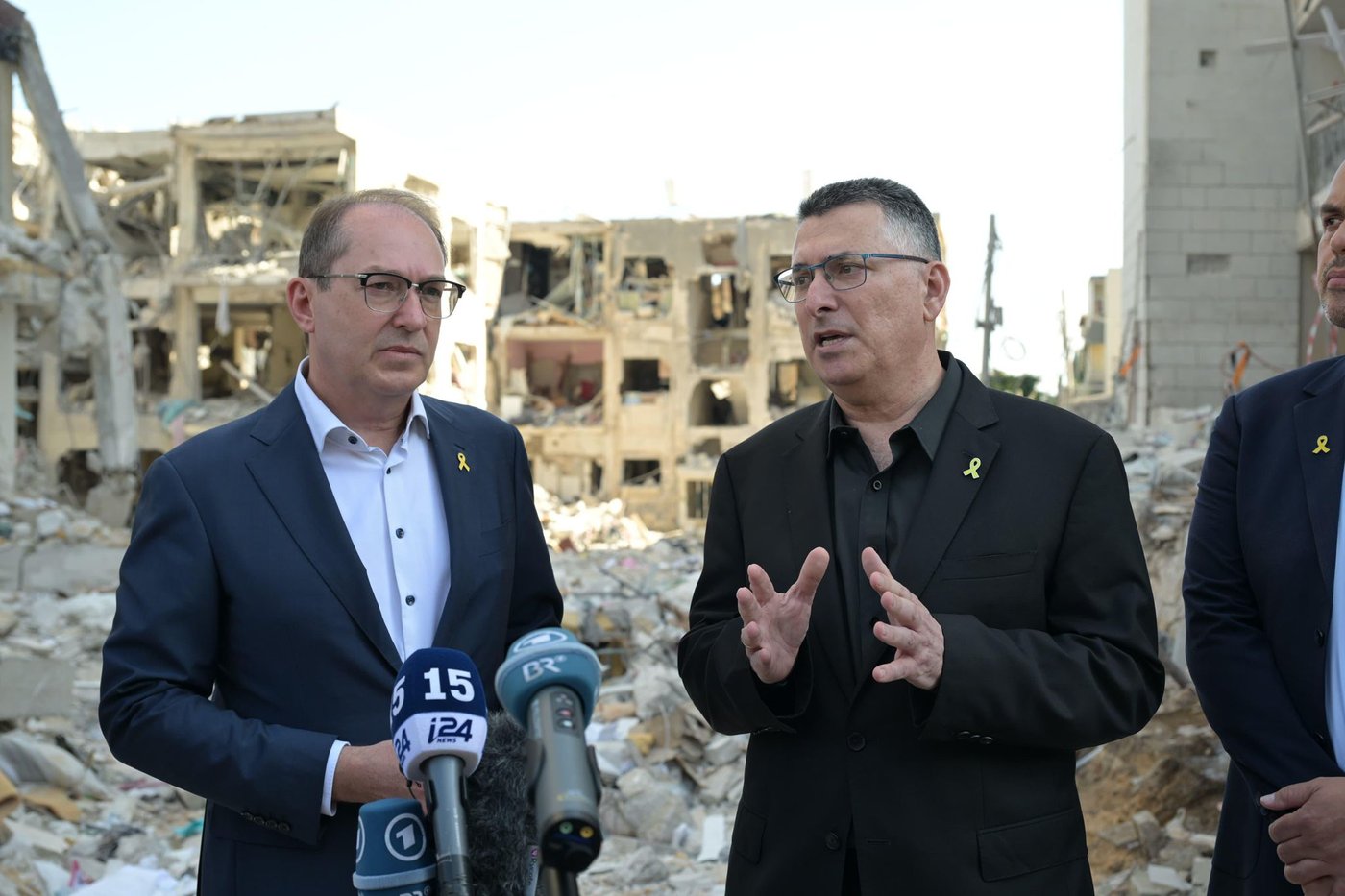 שר החוץ גדעון סער ביקר עם שר הפנים הגרמני בזירת הנפילה בבת ים | תיעוד