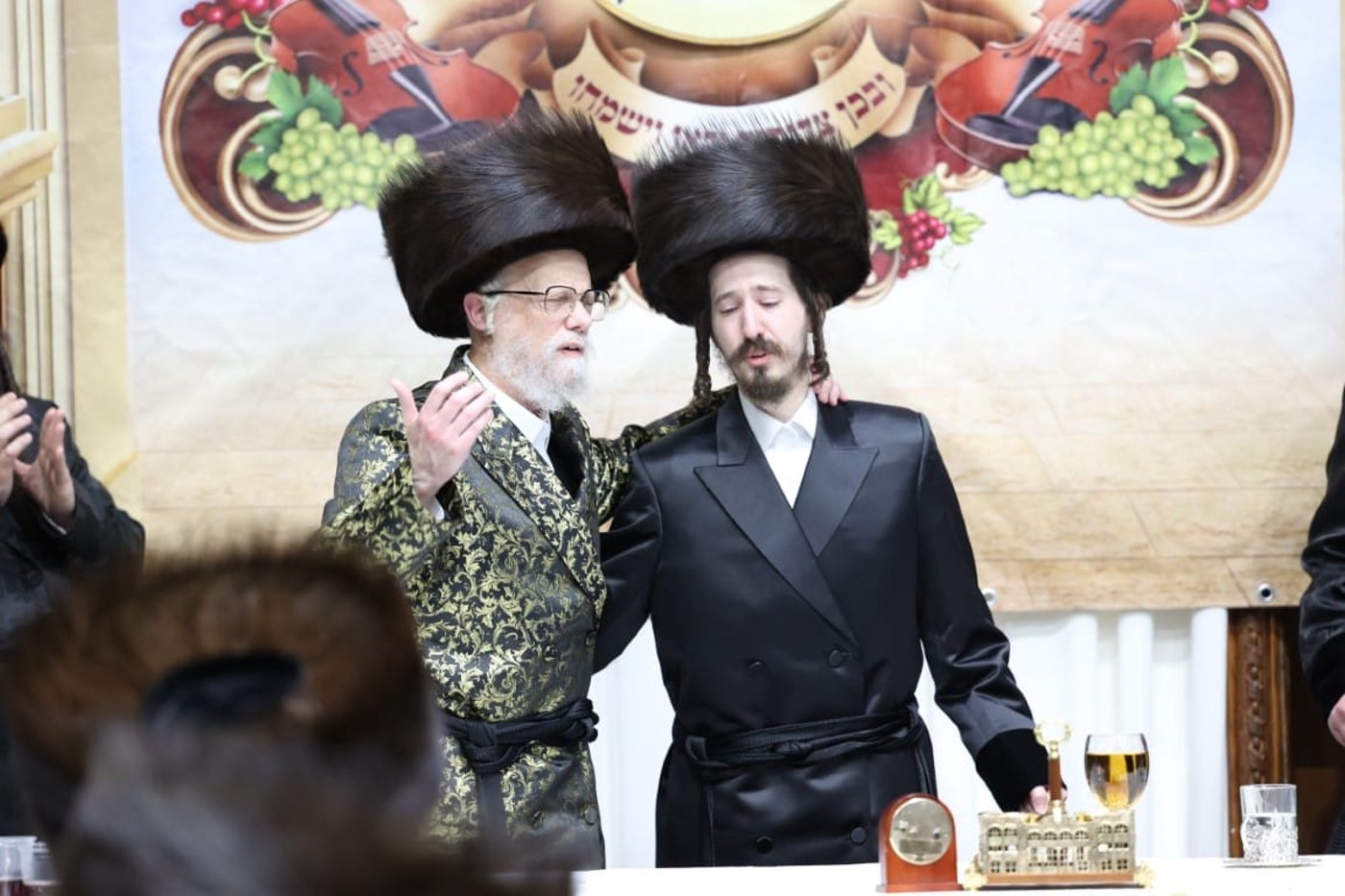 הרה"צ רבי יחיאל יהושע הגר, עם אביו האדמו"ר מסערט ויז'ניץ 