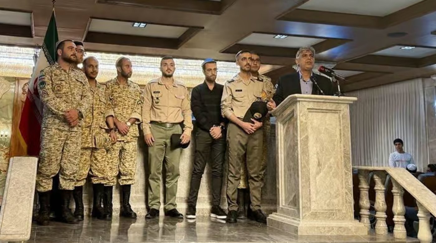 חיילים יהודים מצבא איראן בכינוס של קהילה היהודית