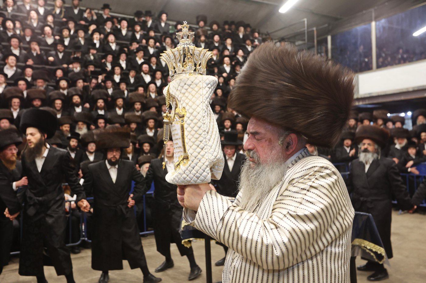 הכנסת ספר תורה ע"י האדמו"ר מלעלוב
