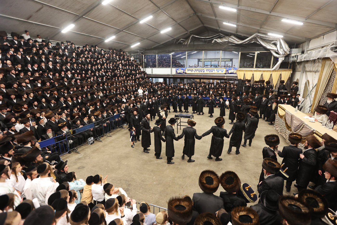 הכנסת ספר תורה ע"י האדמו"ר מלעלוב