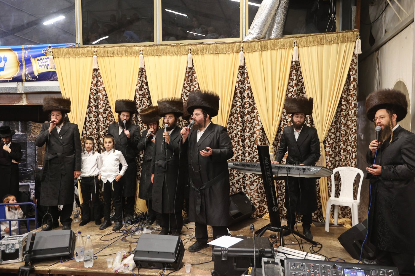 הכנסת ספר תורה ע"י האדמו"ר מלעלוב