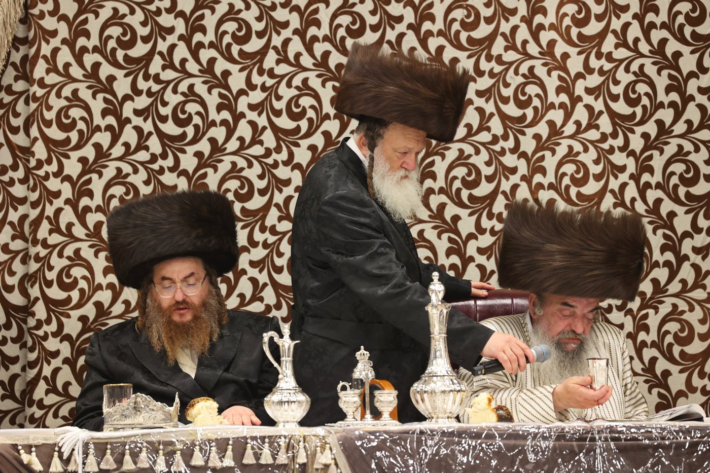 הכנסת ספר תורה ע"י האדמו"ר מלעלוב