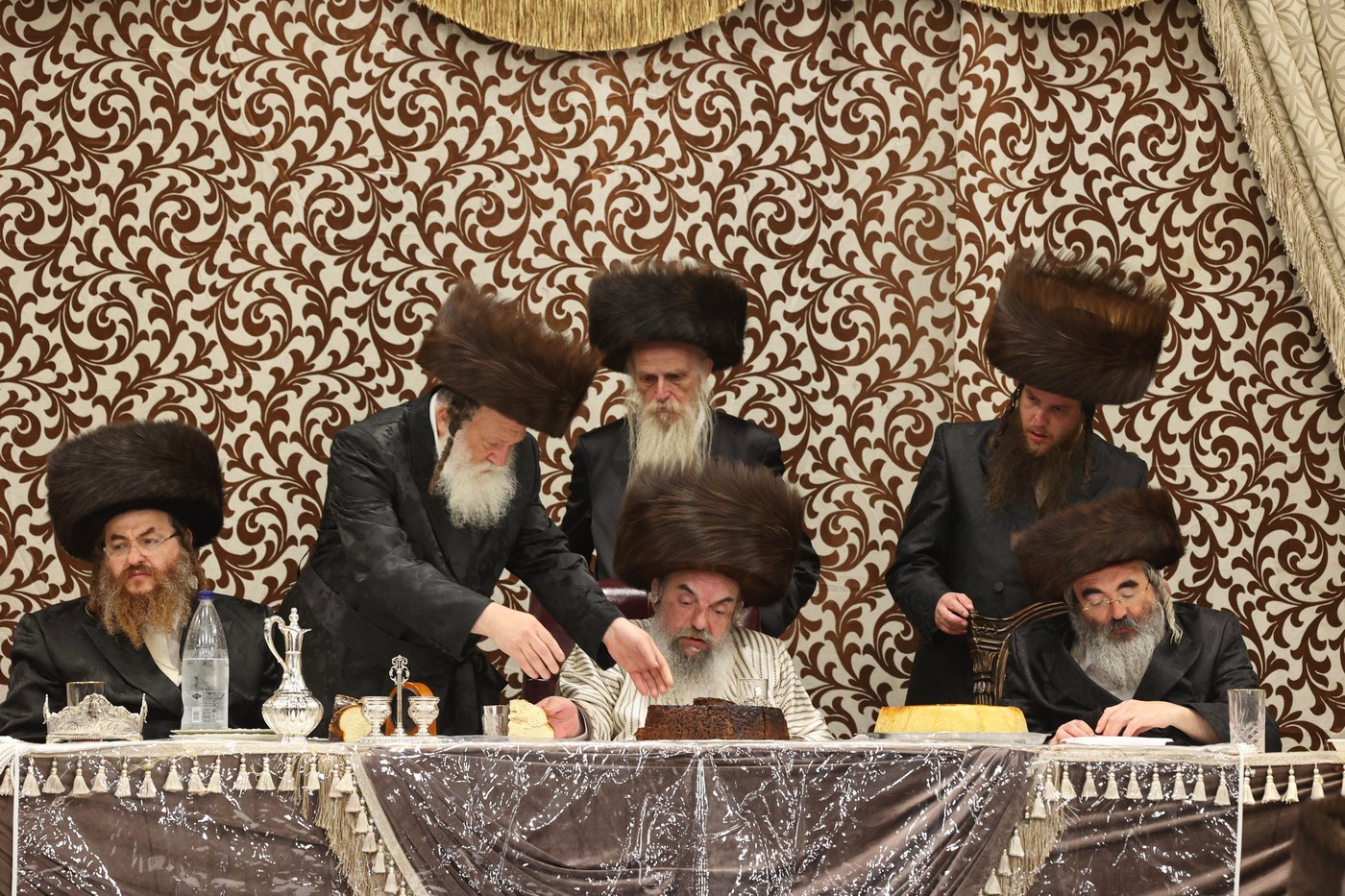 הכנסת ספר תורה ע"י האדמו"ר מלעלוב