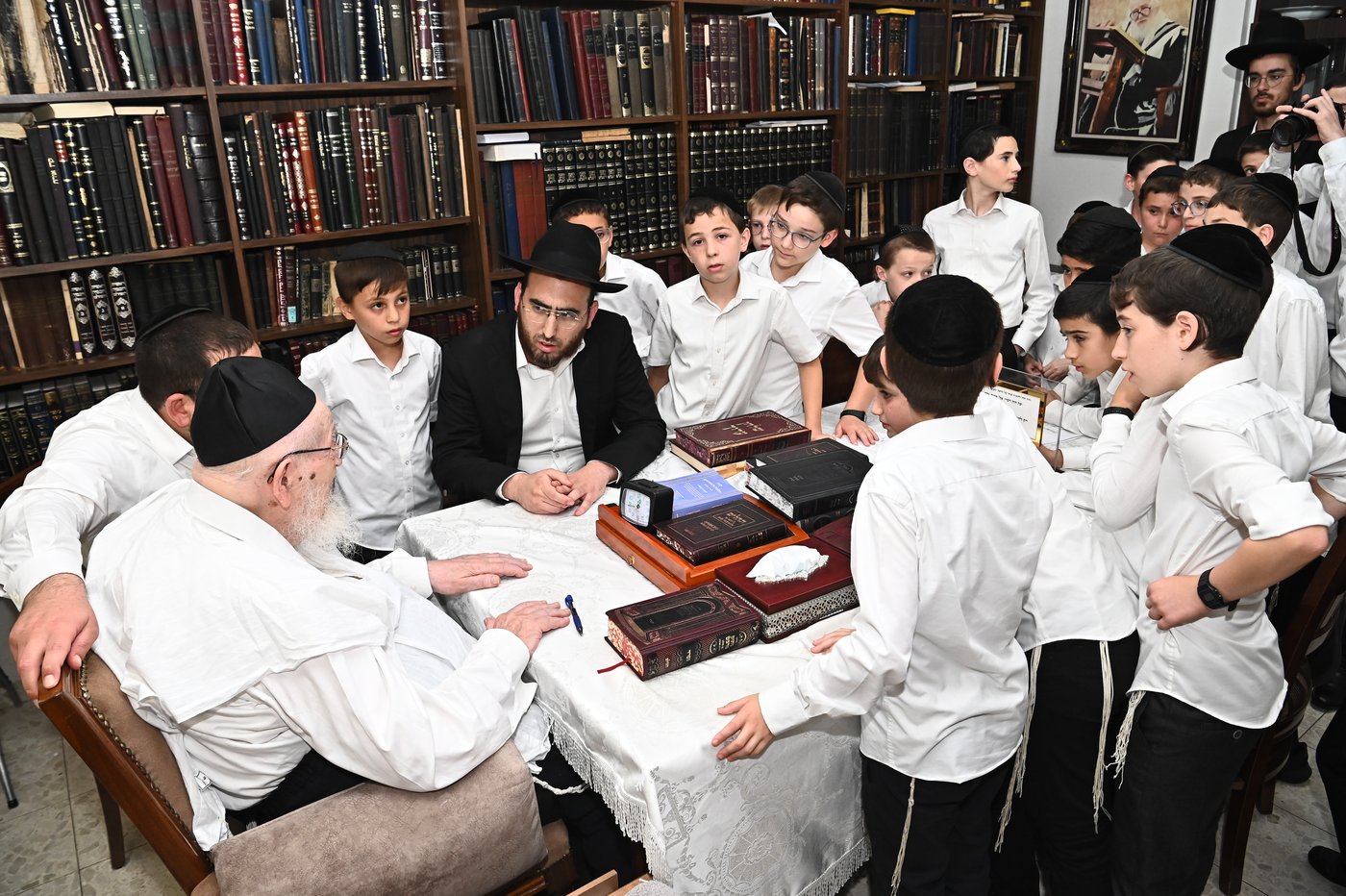 הגרמ"צ ברגמן בוחן את תלמידי תלמוד תורה 'תהילת שלמה'