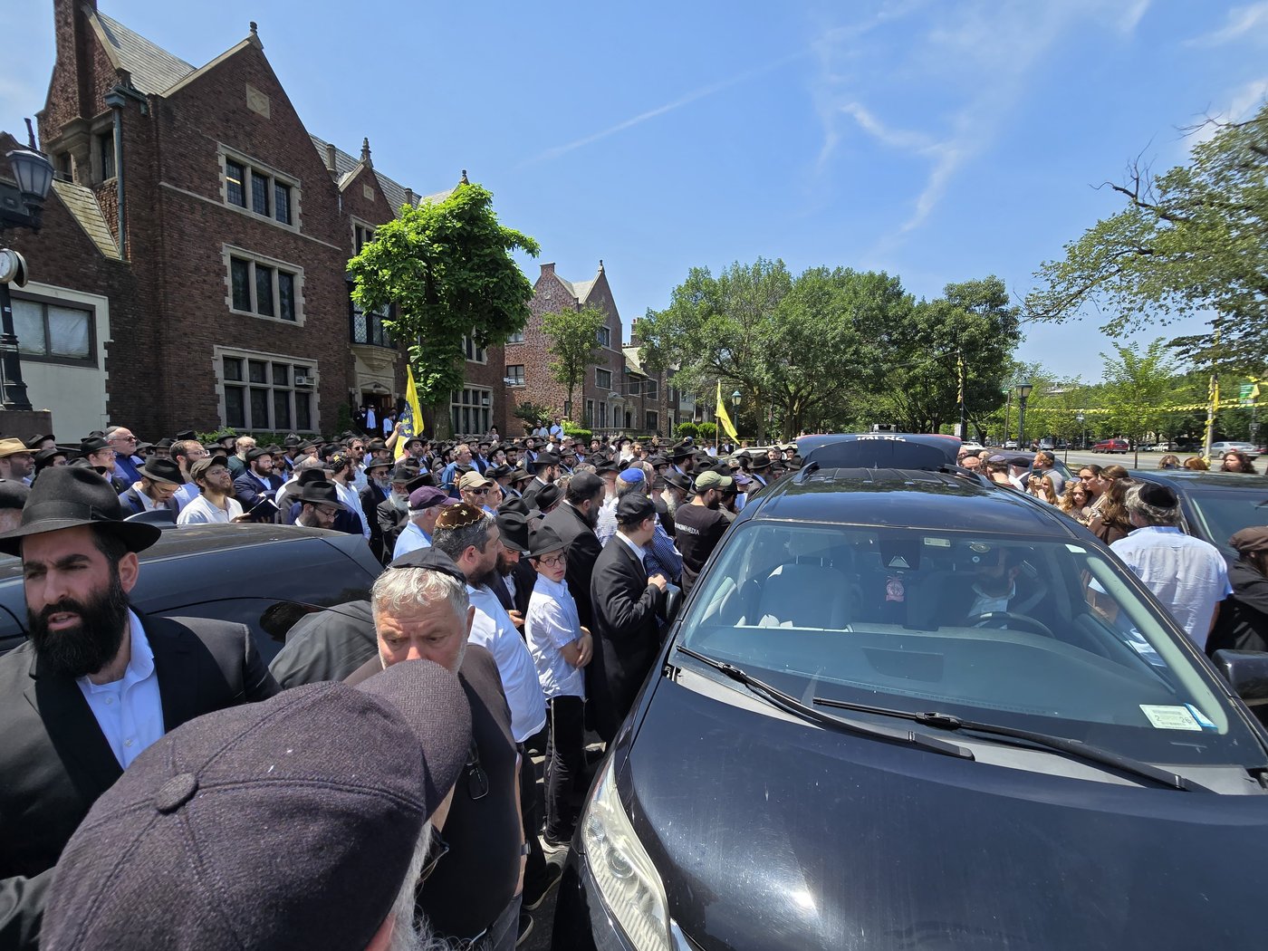 רחבת מרכז חב"ד העולמי 770, שם שוכנת הישיבה