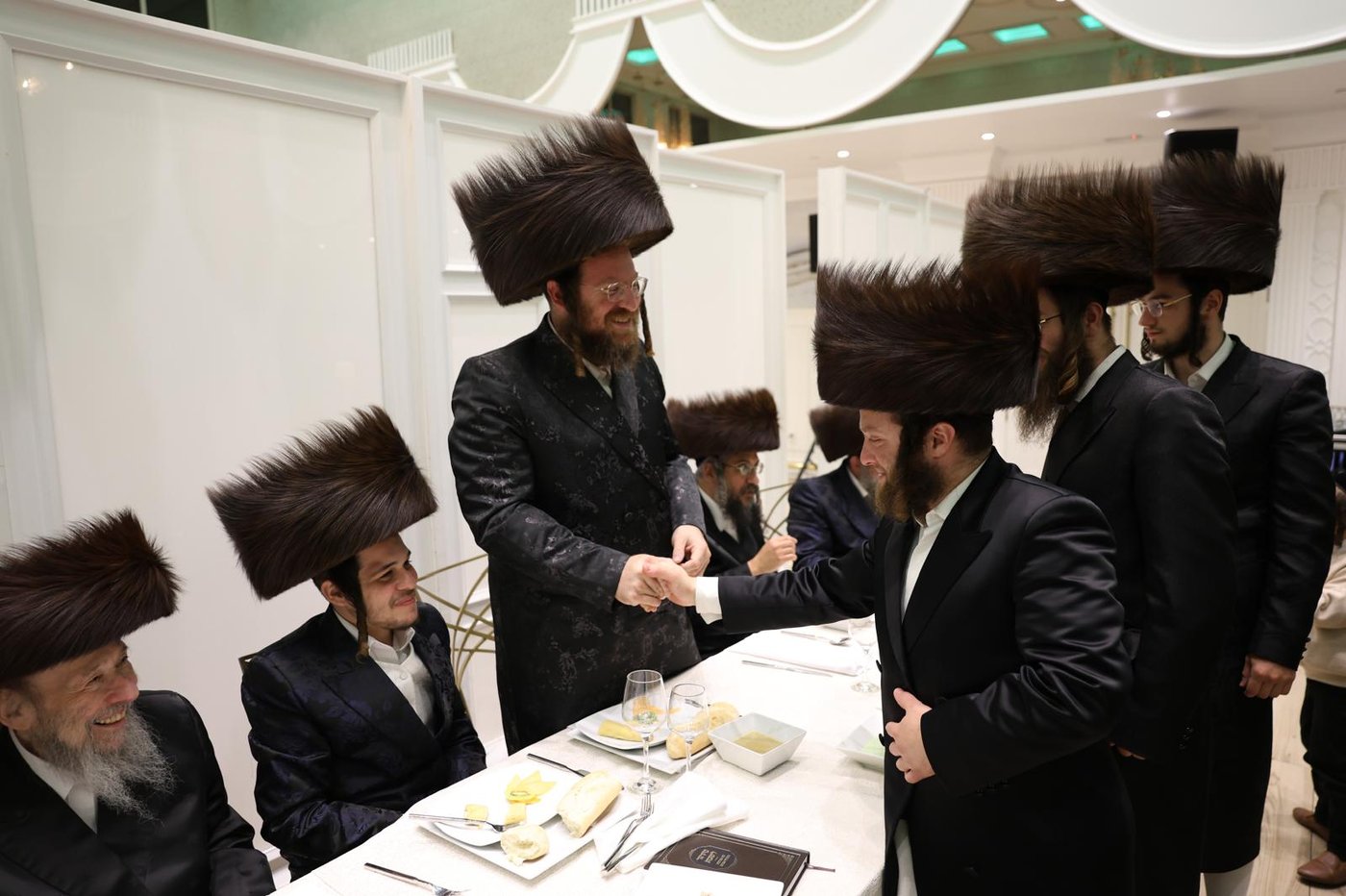 מסיבת 'נאכשפיל' בחצר טשערקאס הארנסטייפאל