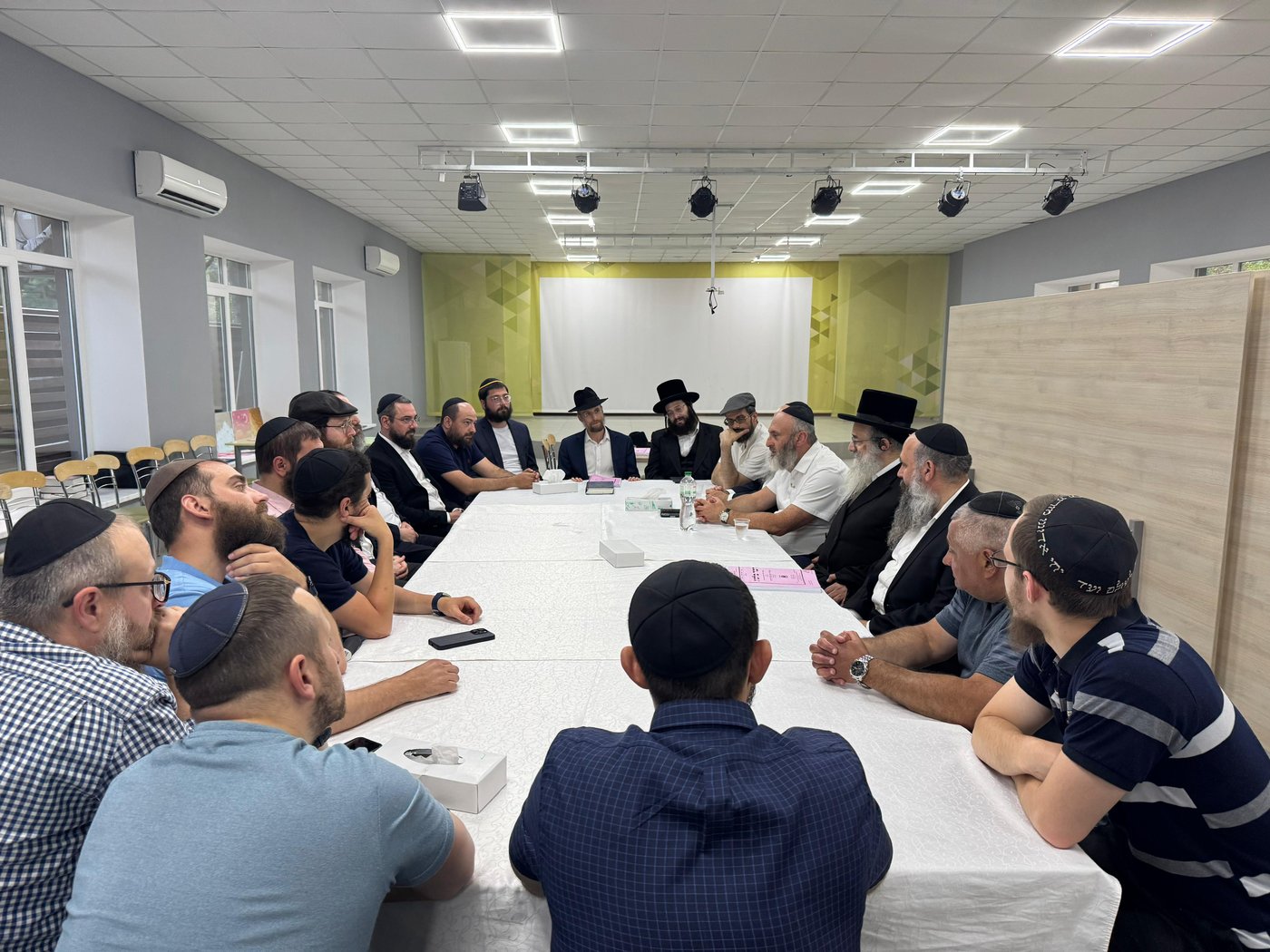 'שיעור כללי' בעיר האוקראינית: הדיין הבכיר מול עשרות ילדי שלוחים