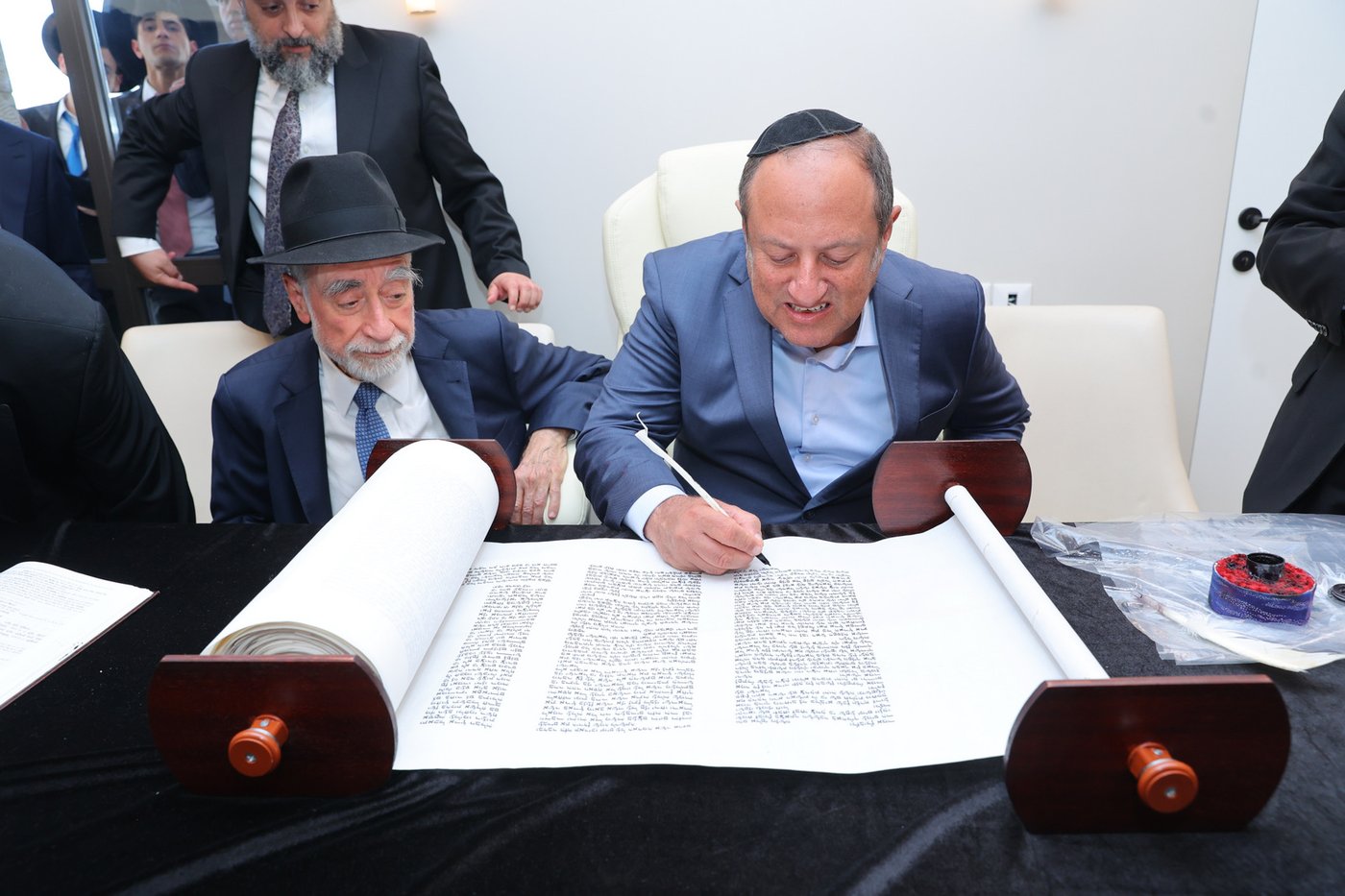 הכנסת ספר תורה לישיבת 'באר יצחק' 